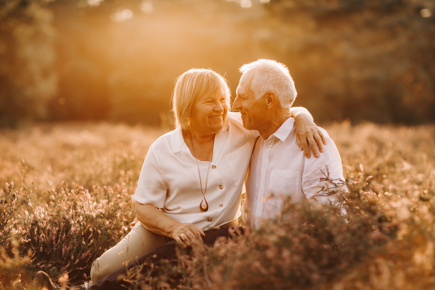 grootouders tijdens fotoshoot in de teut te zonhoven bij zonsondergang
