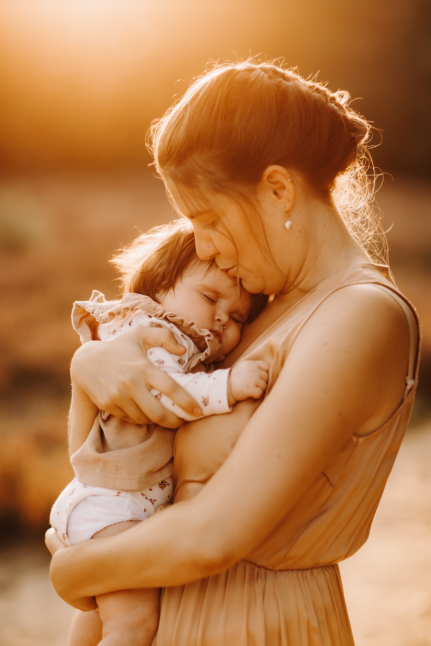 moeder dochter moment tijdens fotoshoot in de teut in zonhoven bij zonsondergang