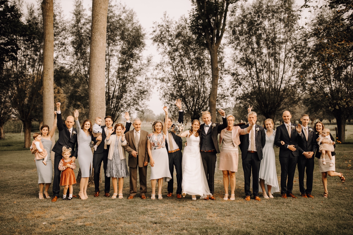 familiefoto tijdens huwelijk in tuin te sint-niklaas