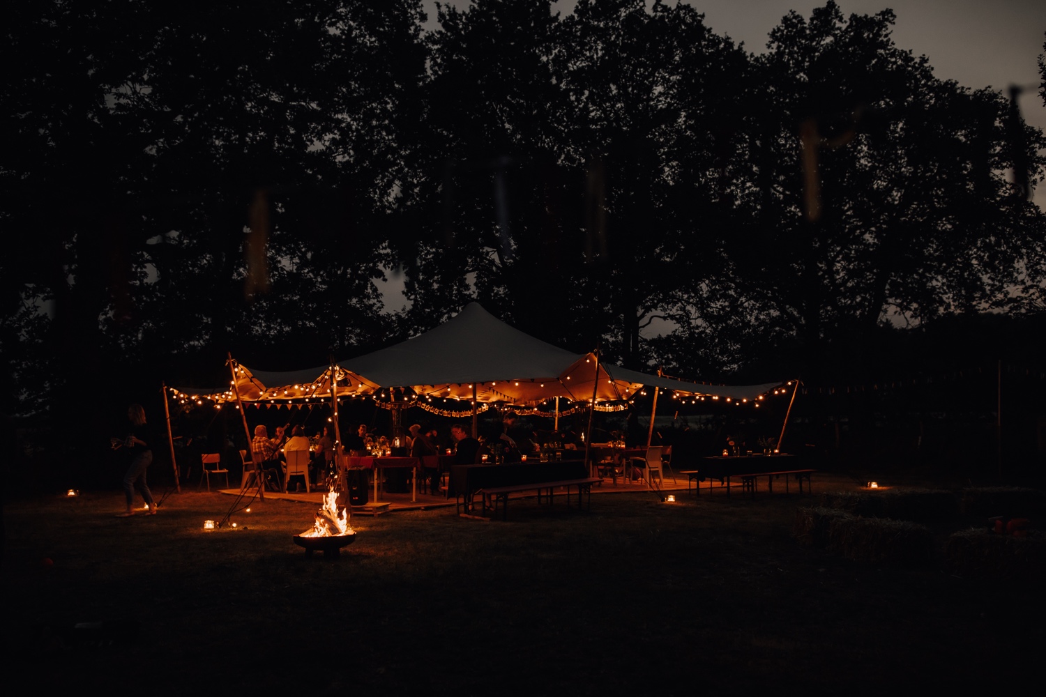 festival tent tijdens huwelijksfeest met sfeerverlichting te hechtel-eksel