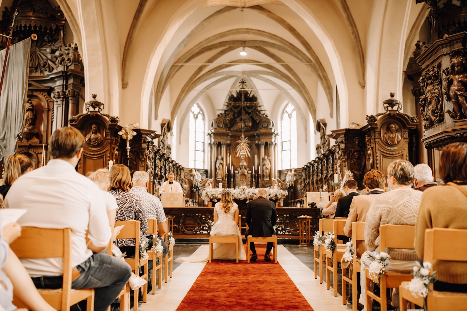 bruid en bruidegom tijdens huwelijksviering in kerk te belsele