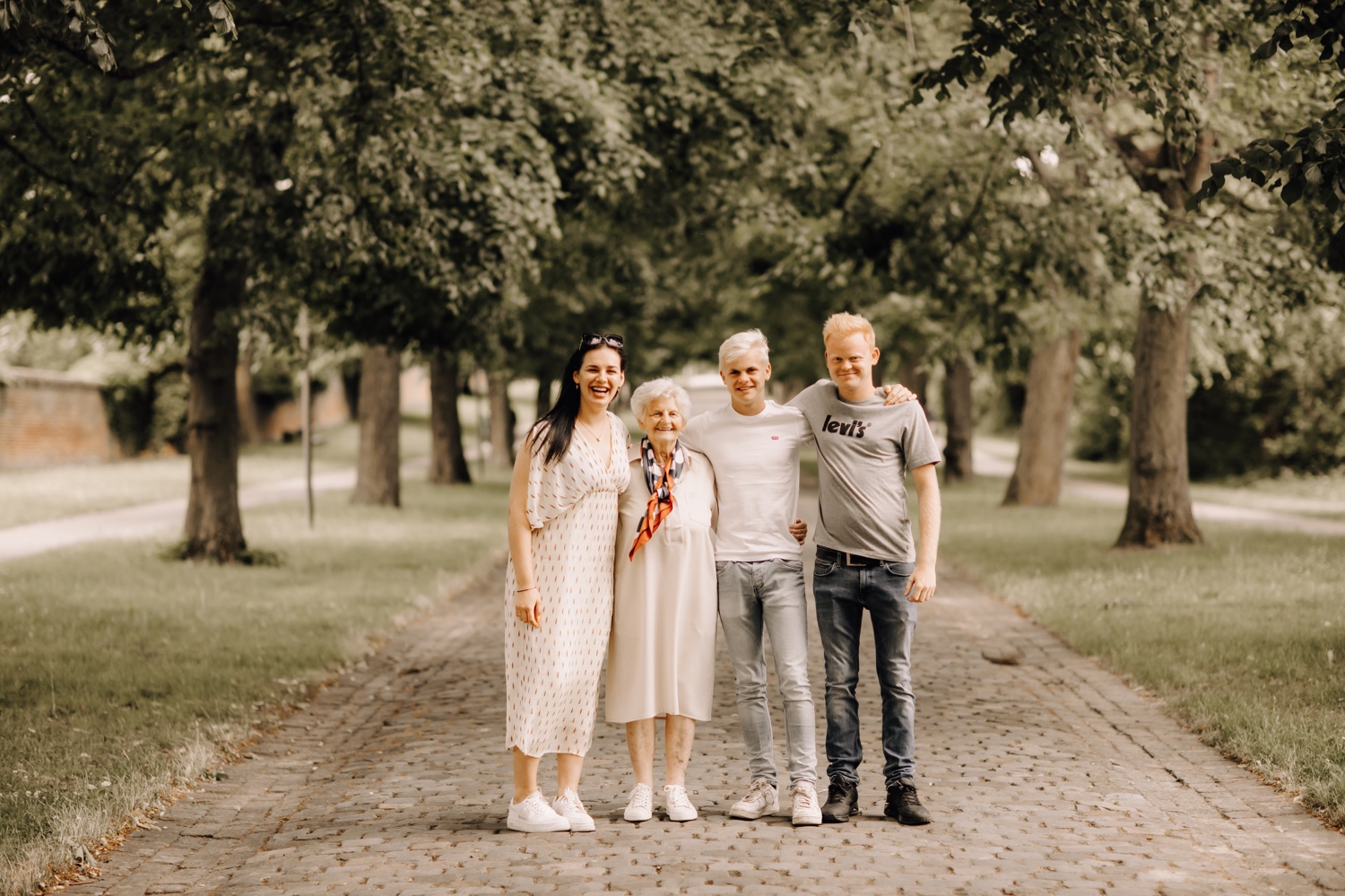 grootmoeder poseert met haar kleinkinderen tijdens fotoshoot in Alden Biesen