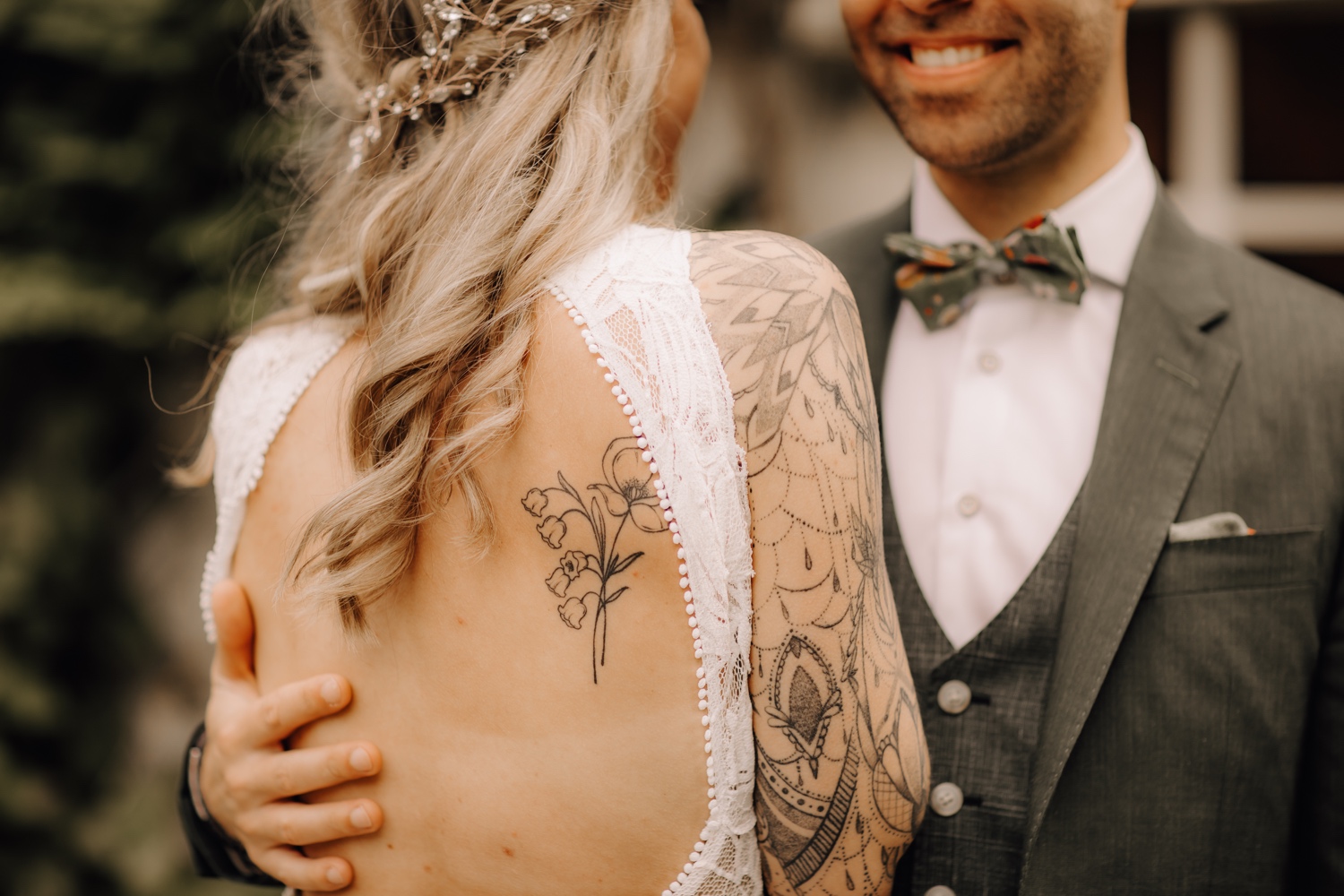 alternatief bruidspaar toont betekenisvolle tattoo tijdens fotoshoot op huwelijksdag