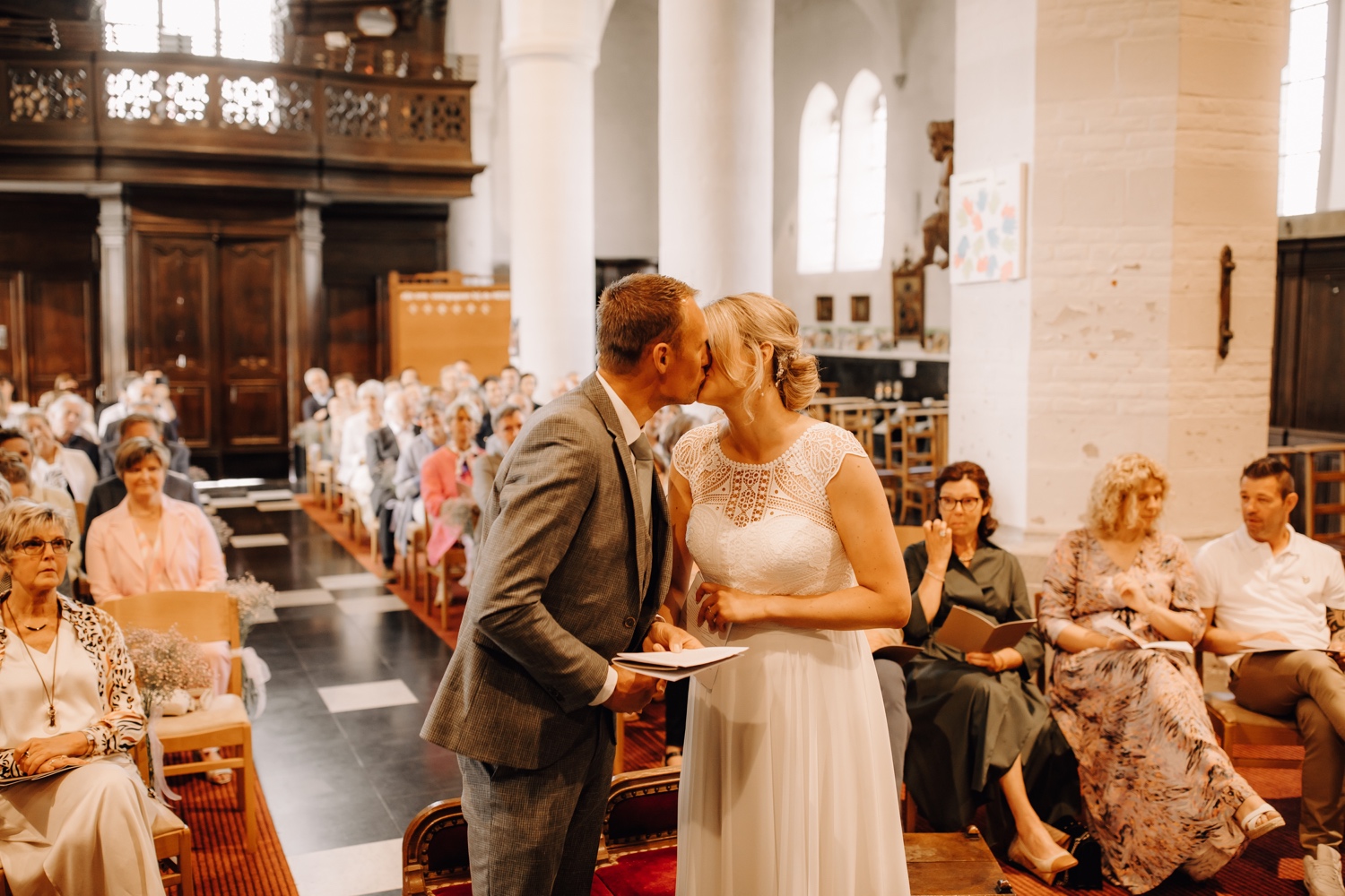 Bruid en bruidegom delen de eerste kus in de kerk van Meldert