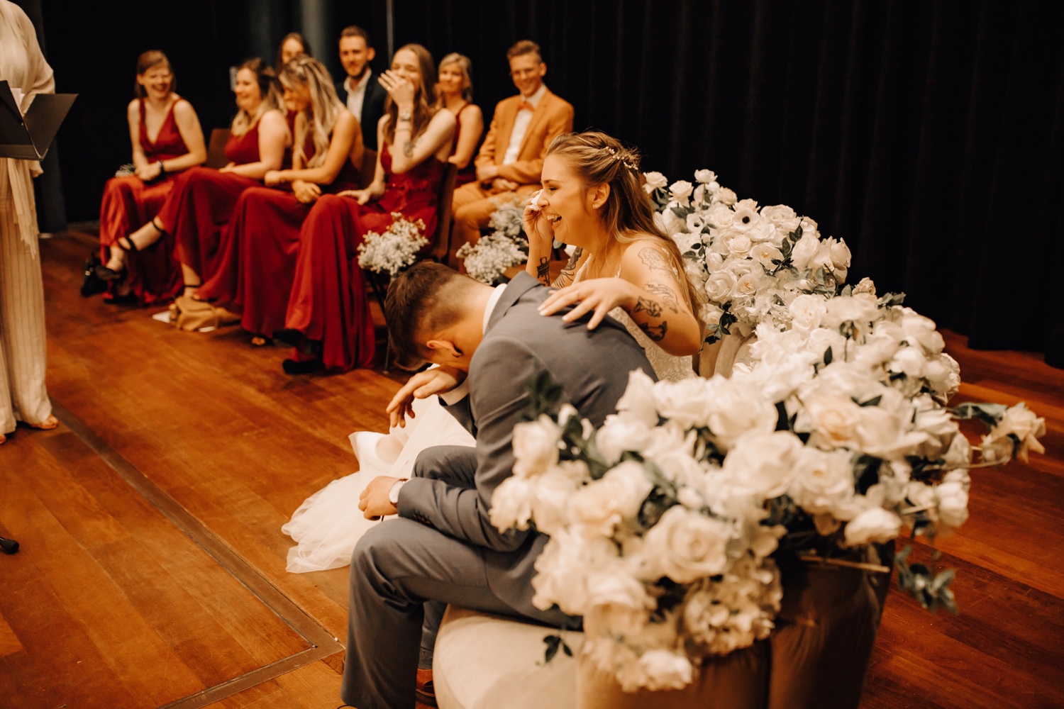 bruid en bruidegom delen een lach en een traan tijdens de huwelijksceremonie in de cinema plaza te duffel