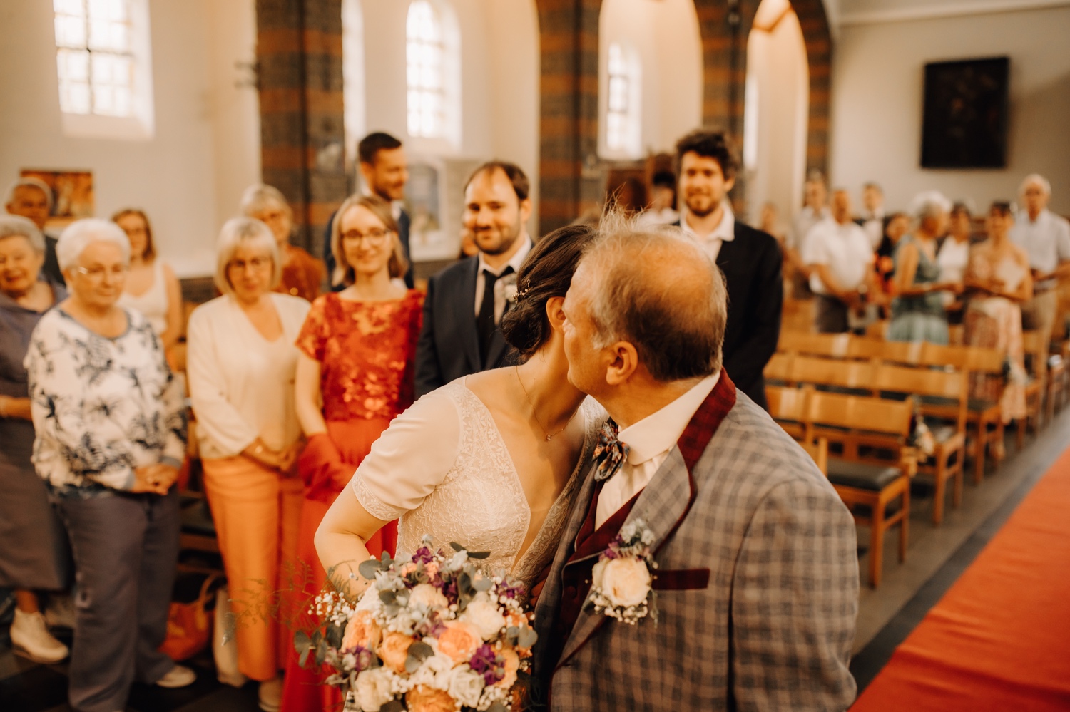 bruid kust vader op de wang in de kerk van Edegem