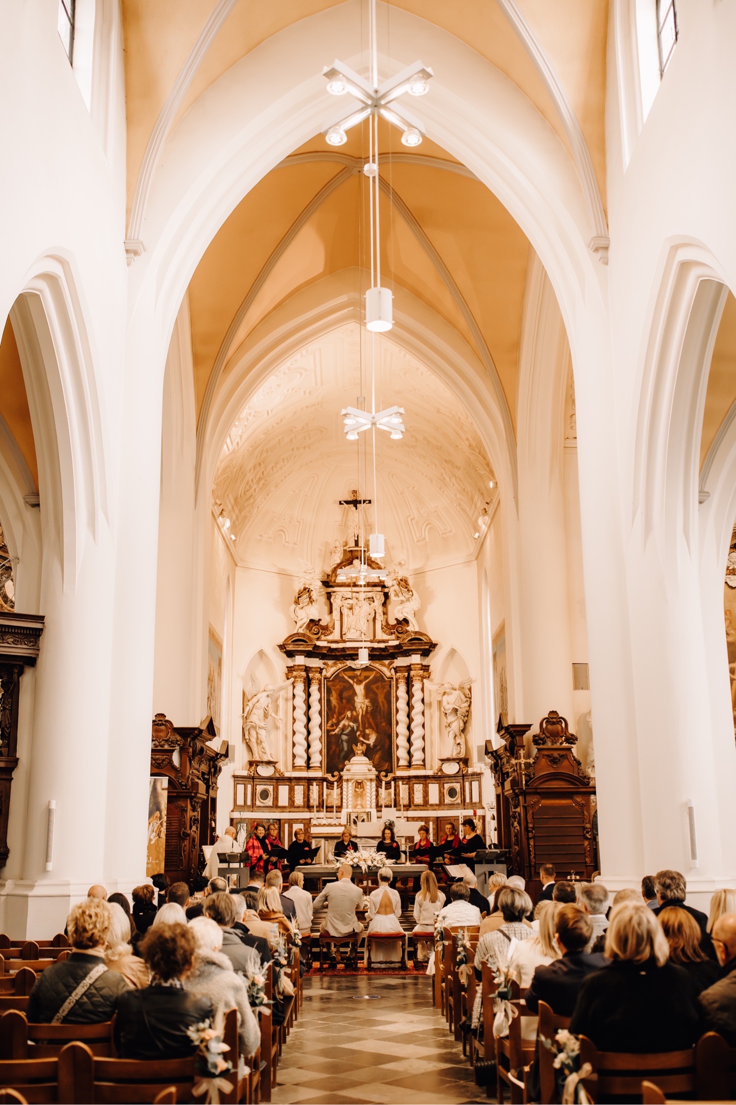Bruid en bruidegom tijdens de kerkelijke ceremonie in de kerk van Beringen