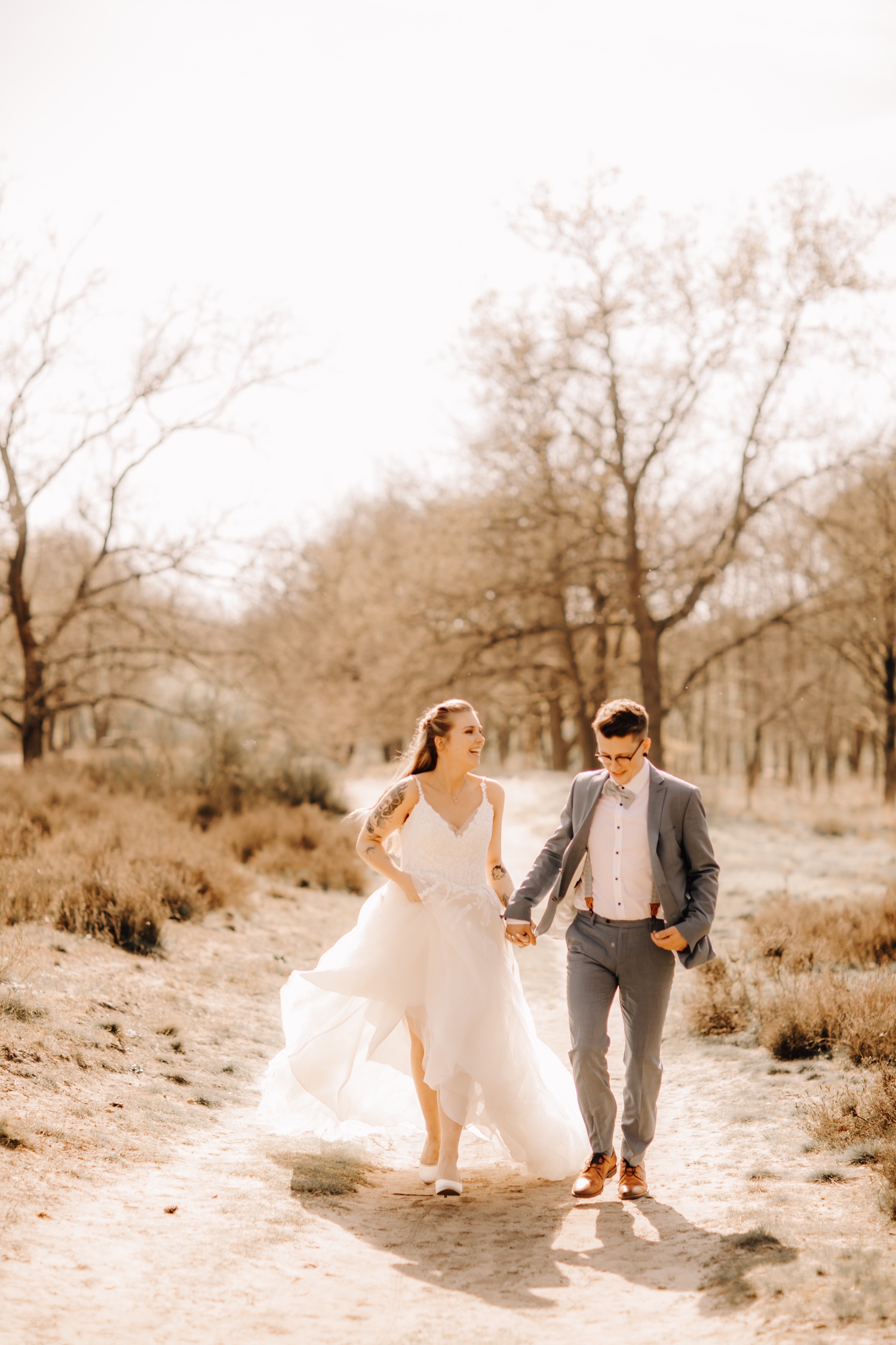 bruid en bruidegom lopen tijdens fotoshoot