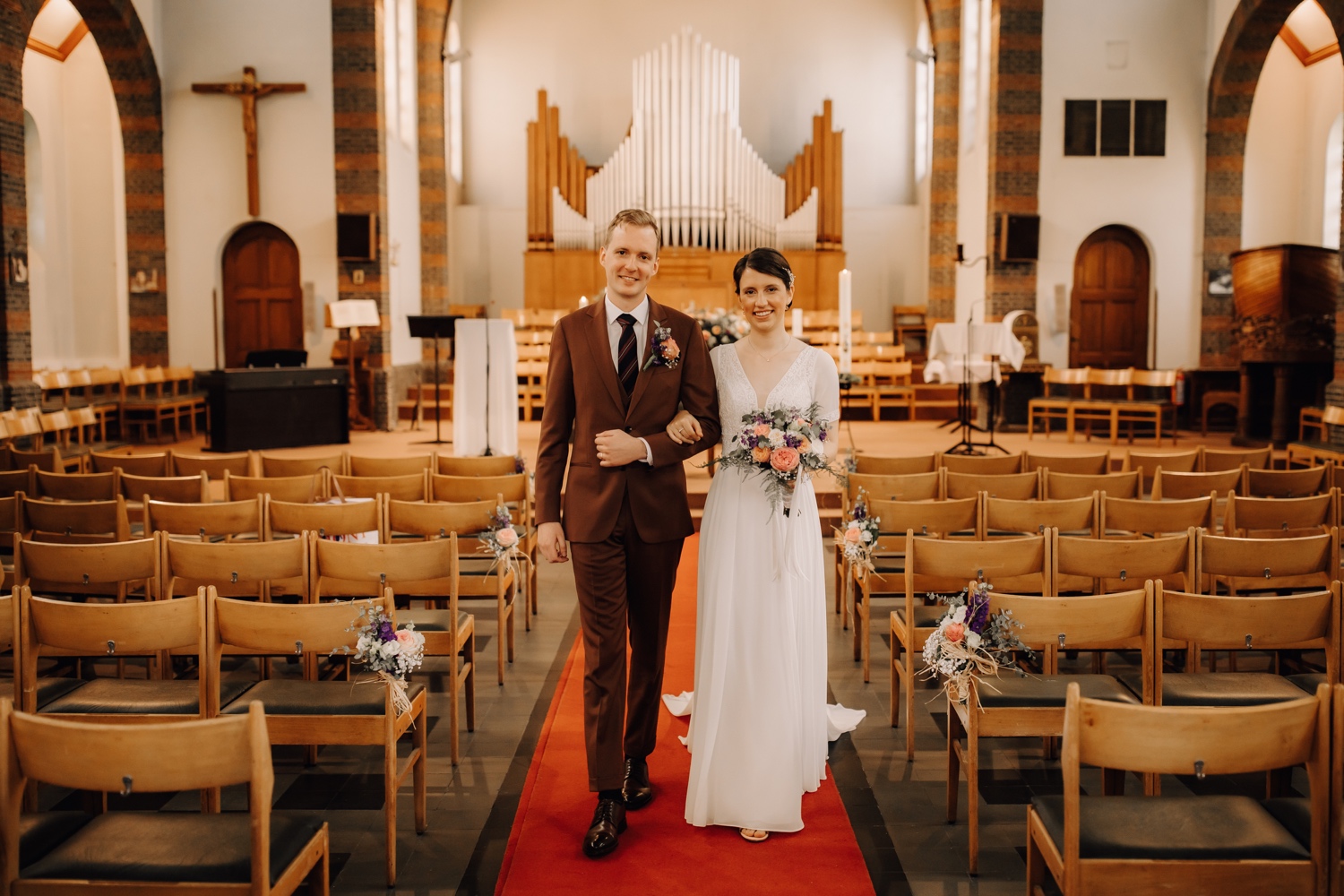 bruid en bruidegom maken hun uittrede uit de kerk van Edegem