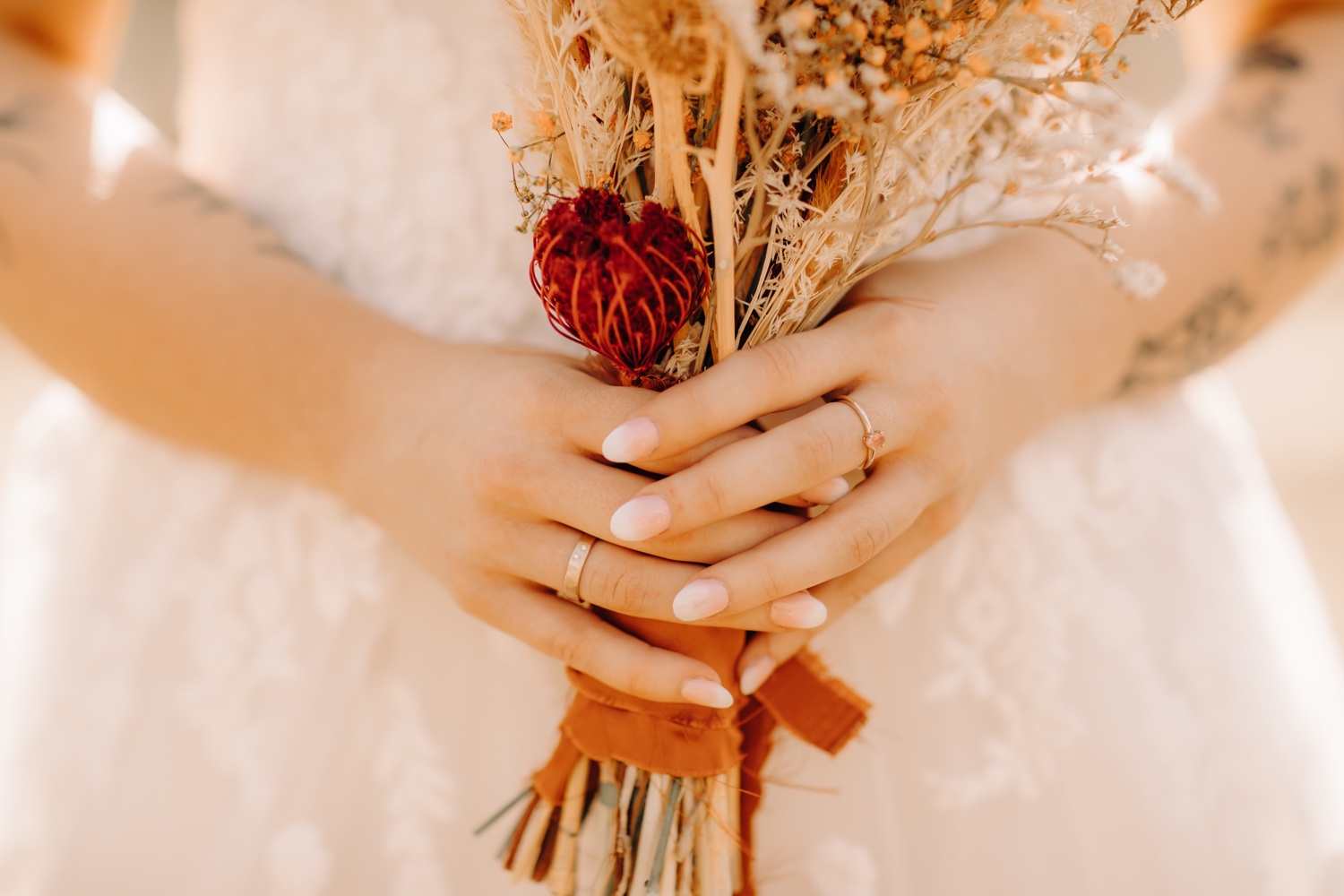 close-up van de handen van de bruid
