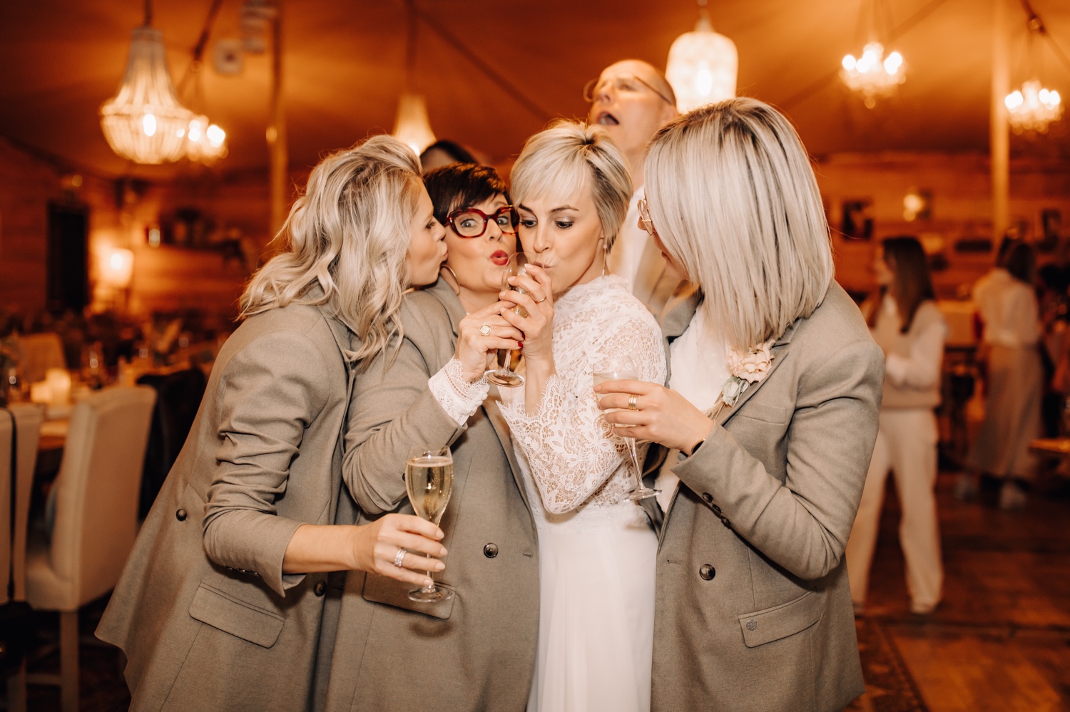 Bruid poseert met haar beste vriendinnen met een drankje