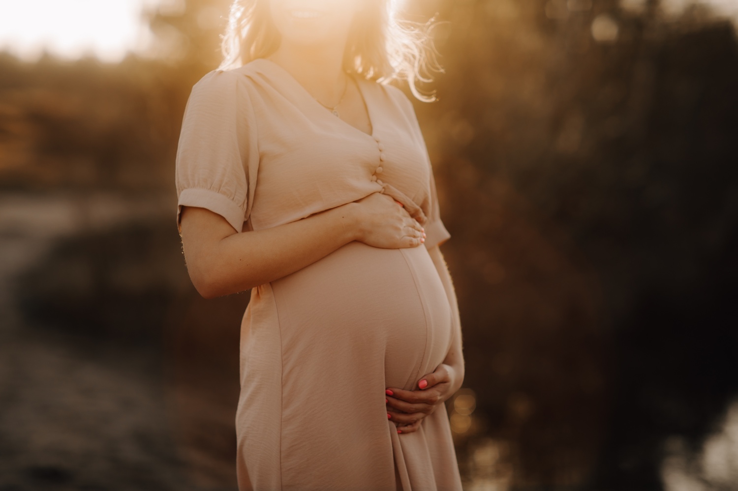 close-up van buik tijdens zwangerschapsshoot in de Lommelse sahara