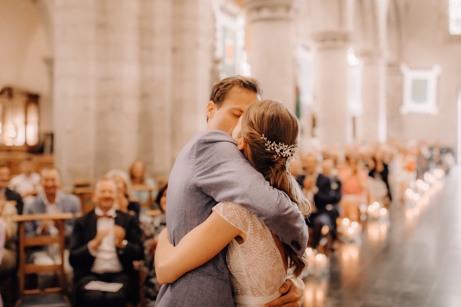 bruid en bruidegom kussen elkaar in de kerk van Edingen