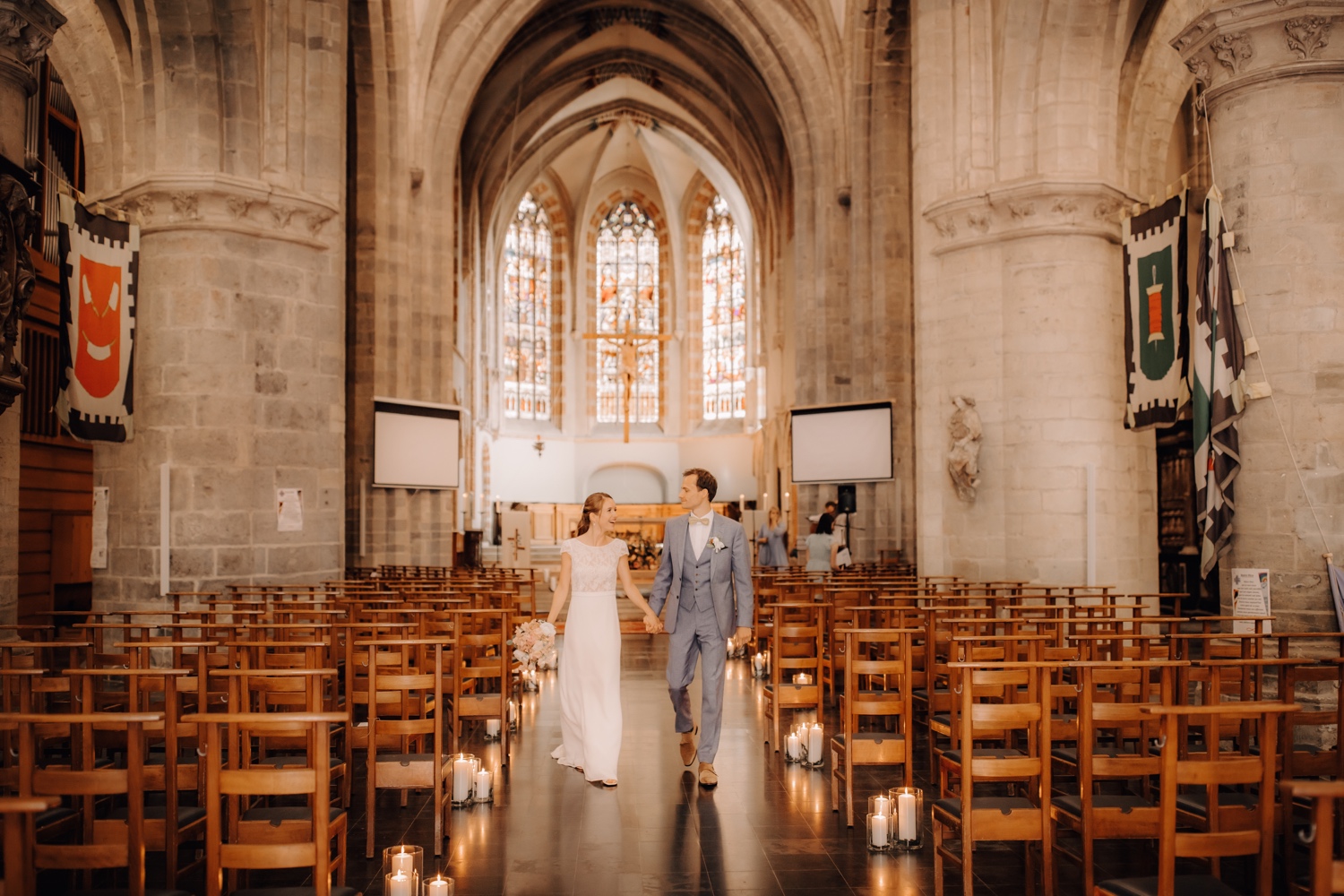 bruid en bruidegom maken hun uittrede uit de kerk van Edingen