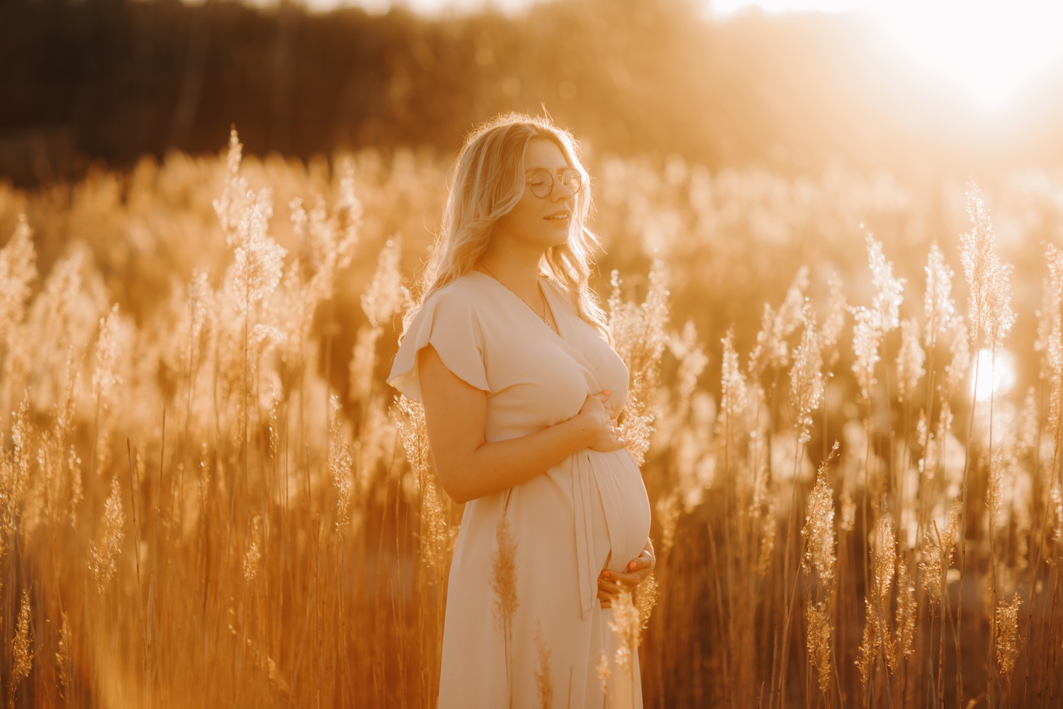 zwangere vrouw sluit haar ogen tijdens zwangerschapsshoot in de Lommelse sahara