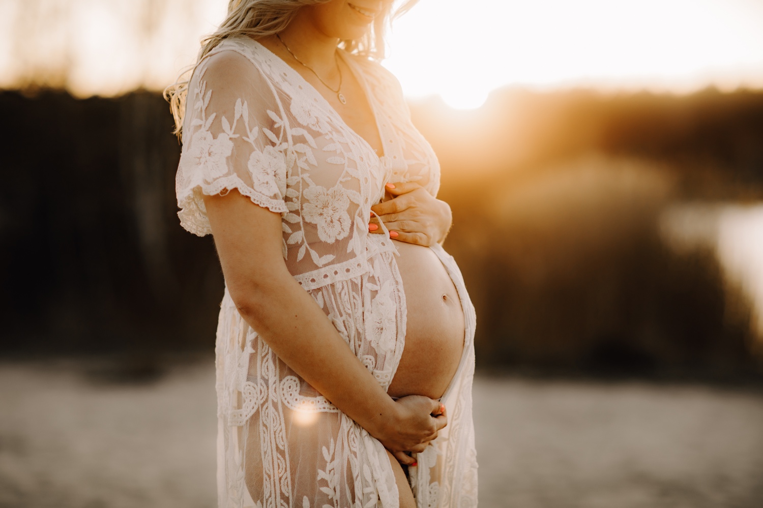 close-up van zwangere buik tijdens zwangerschapsshoot in de Lommelse sahara