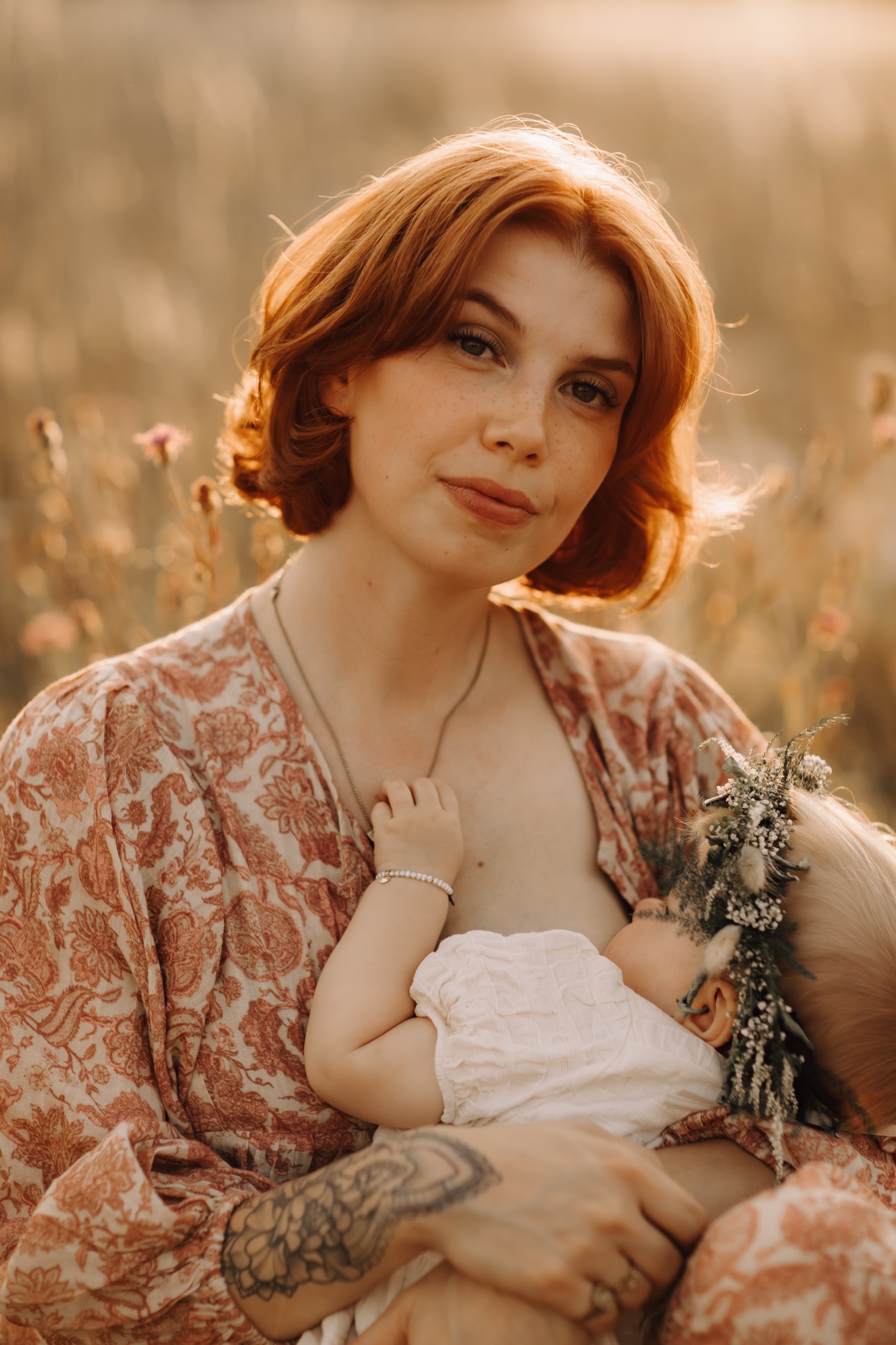 moeder geeft borstvoeding tijdens fotoshoot bij zonsondergang in Lommel