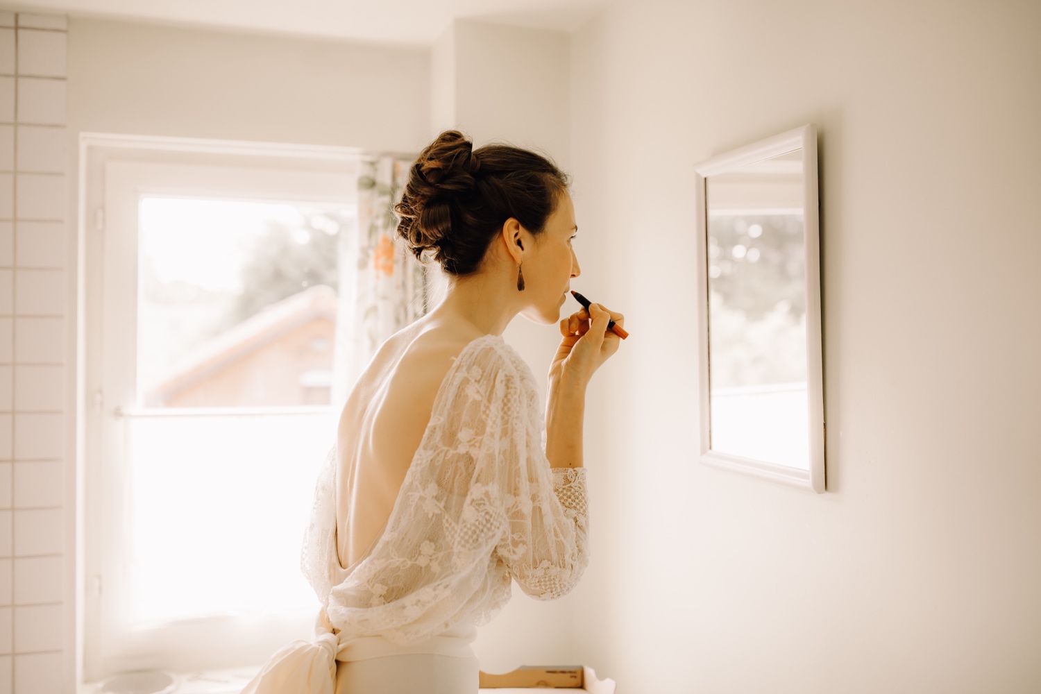 Huwelijksfotograaf Limburg - bruid doet lippenstift op