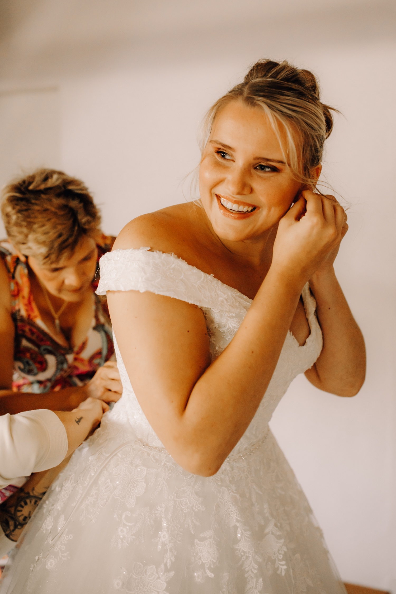 Huwelijksfotograaf Limburg - bruid maakt zich klaar