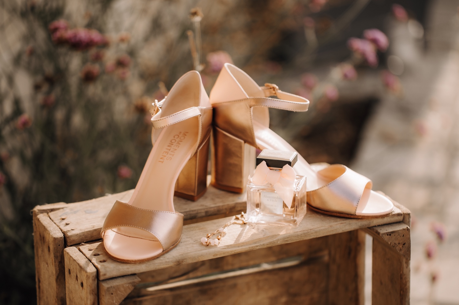 Huwelijksfotograaf Limburg - details van de bruid haar schoenen