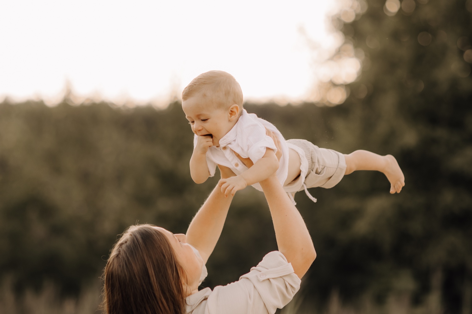 gezinsfotograaf - mama houdt zoontje in de lucht