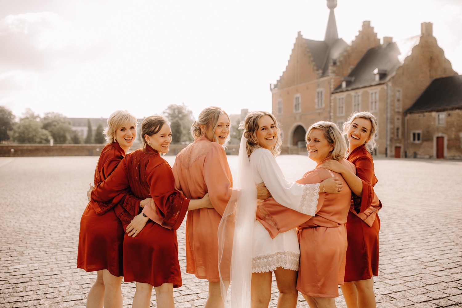 Huwelijksfotograaf Limburg - bruidsmeisjes poseren samen in kimono