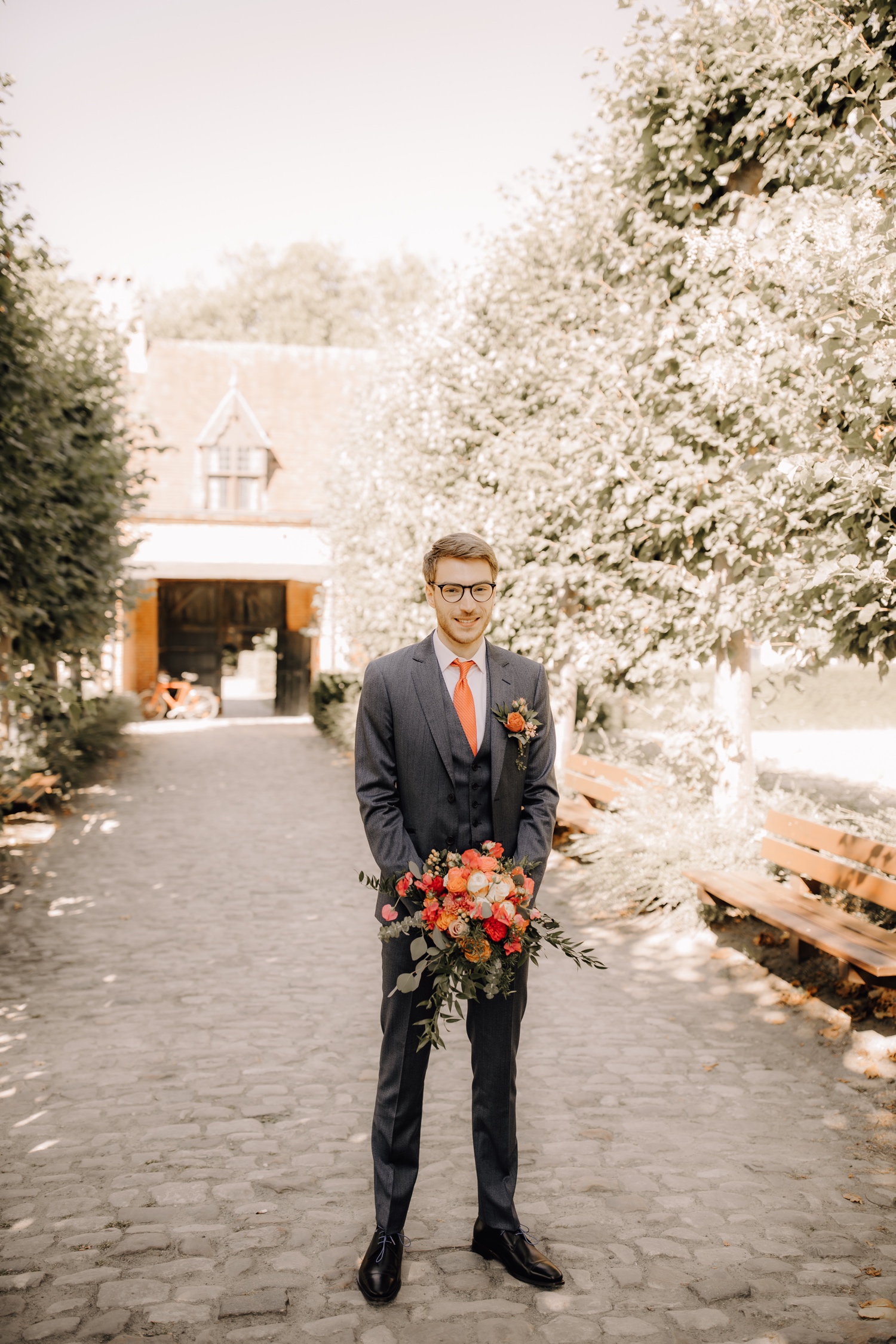 Huwelijksfotograaf Limburg - bruidegom wacht zijn bruid op tijdens first look