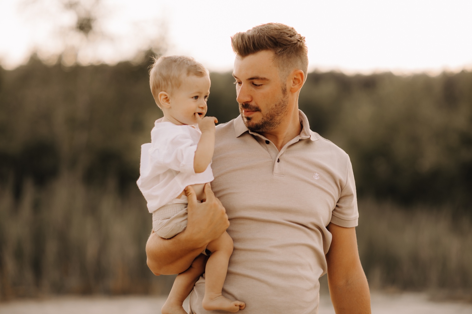 gezinsfotograaf - vader draagt zoontje door de Lommelse sahara