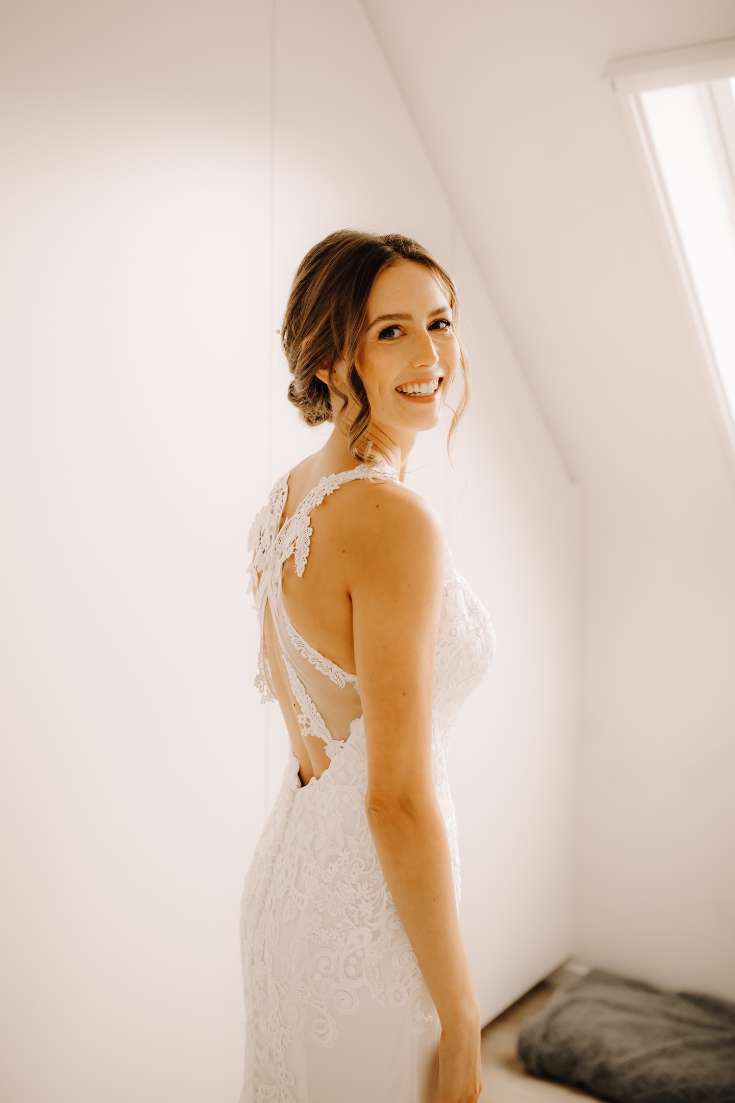 Huwelijksfotograaf limburg - bruid poseert in haar jurk