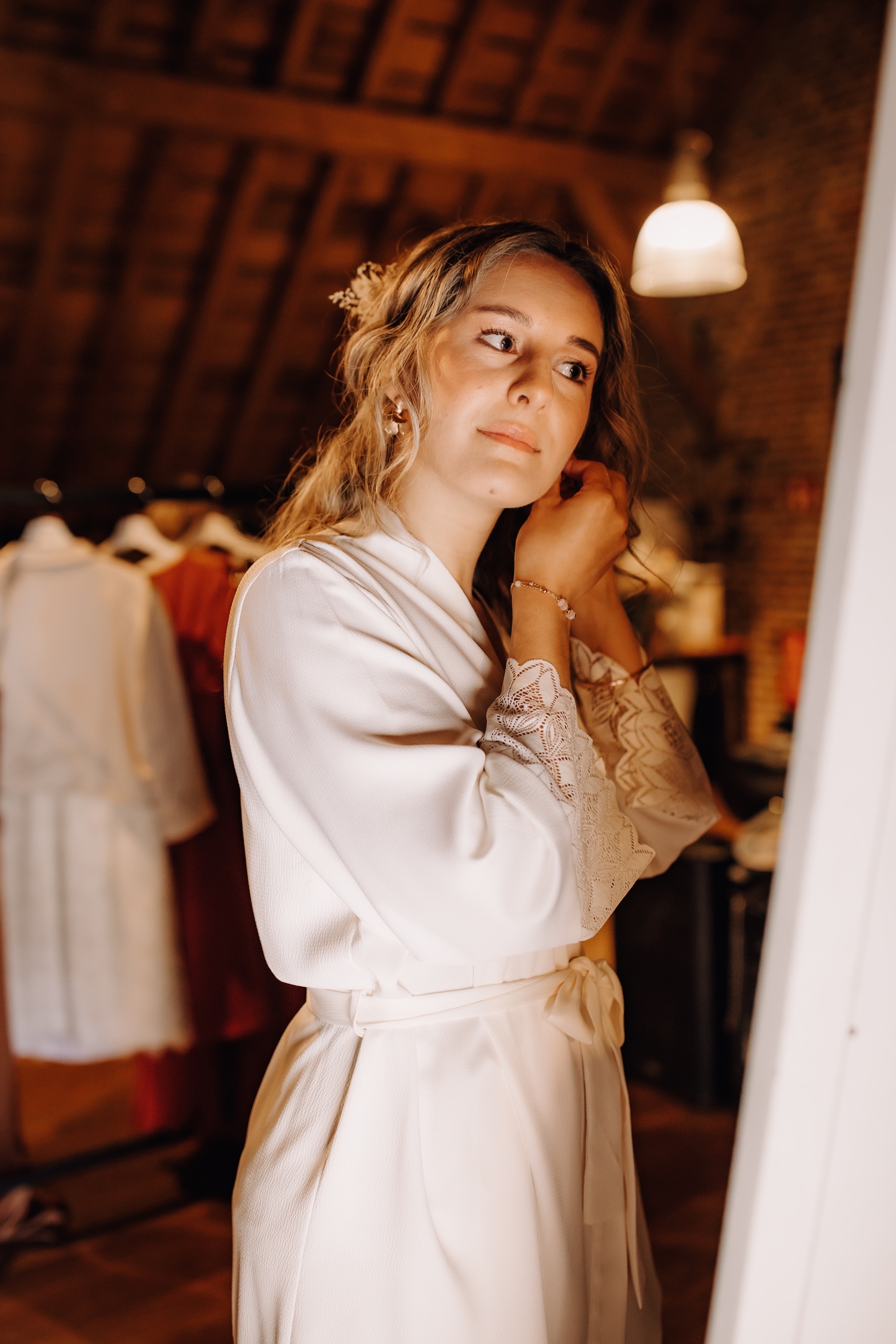 Huwelijksfotograaf Limburg - bruid doet haar oorbellen aan