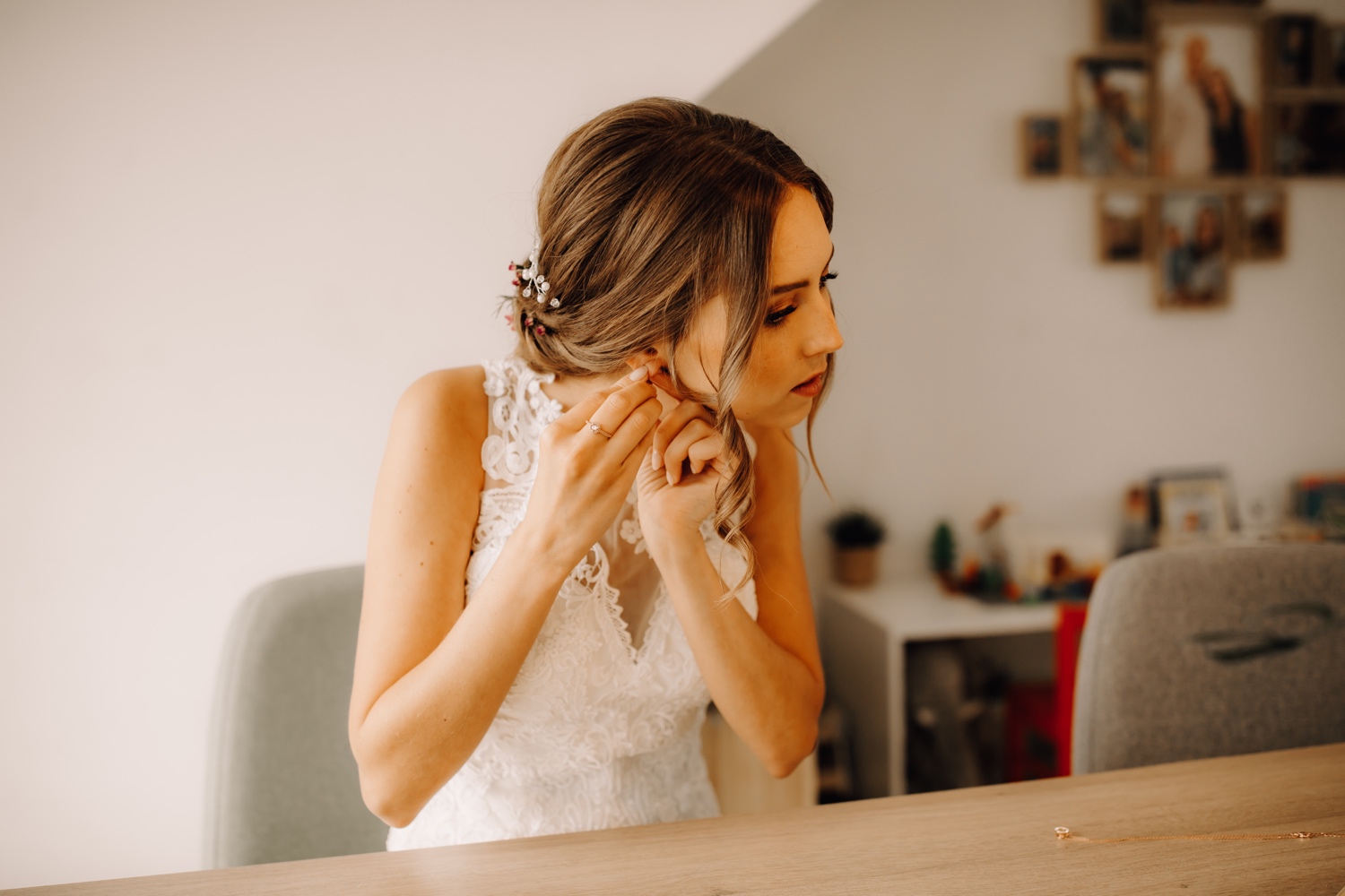 Huwelijksfotograaf limburg - bruid doet haar oorbellen aan