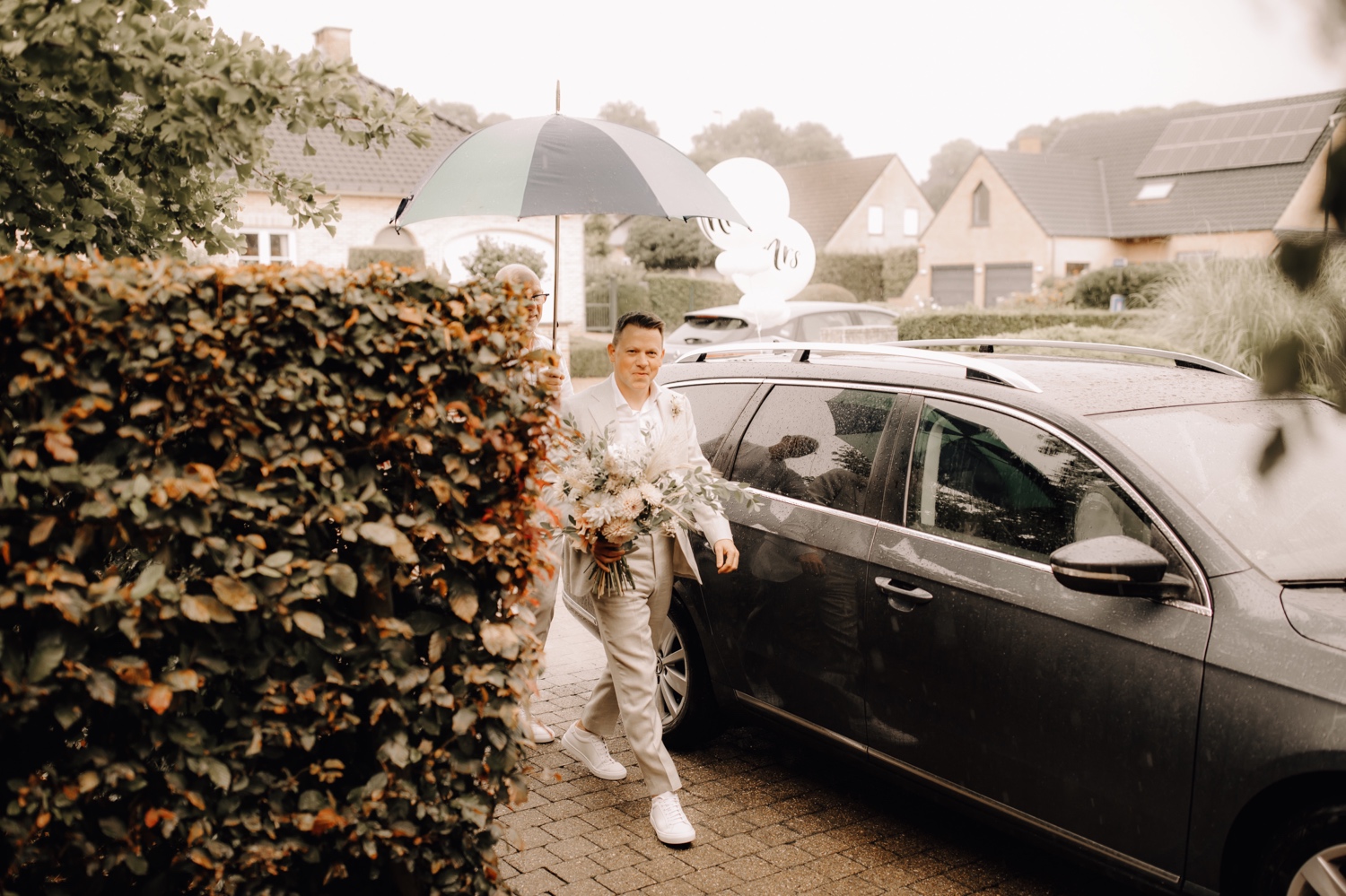 Huwelijksfotograaf Limburg - bruidegom arriveert aan de voordeur