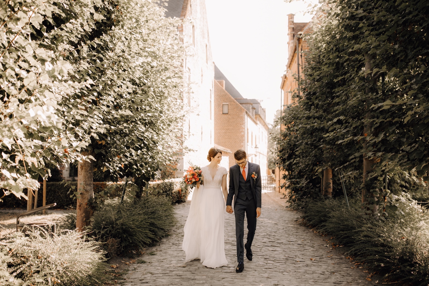 Huwelijksfotograaf Limburg - bruidspaar wandelt door het begijnhof te Leuven