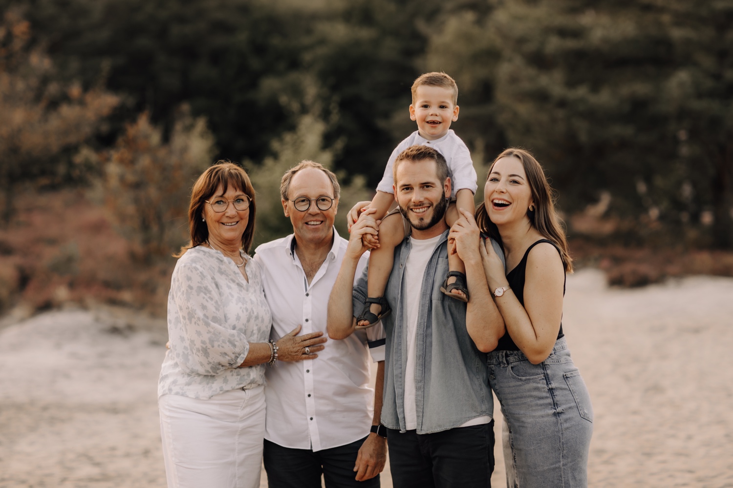 gezinsfotograaf Limburg - gezin poseert samen voor de camera