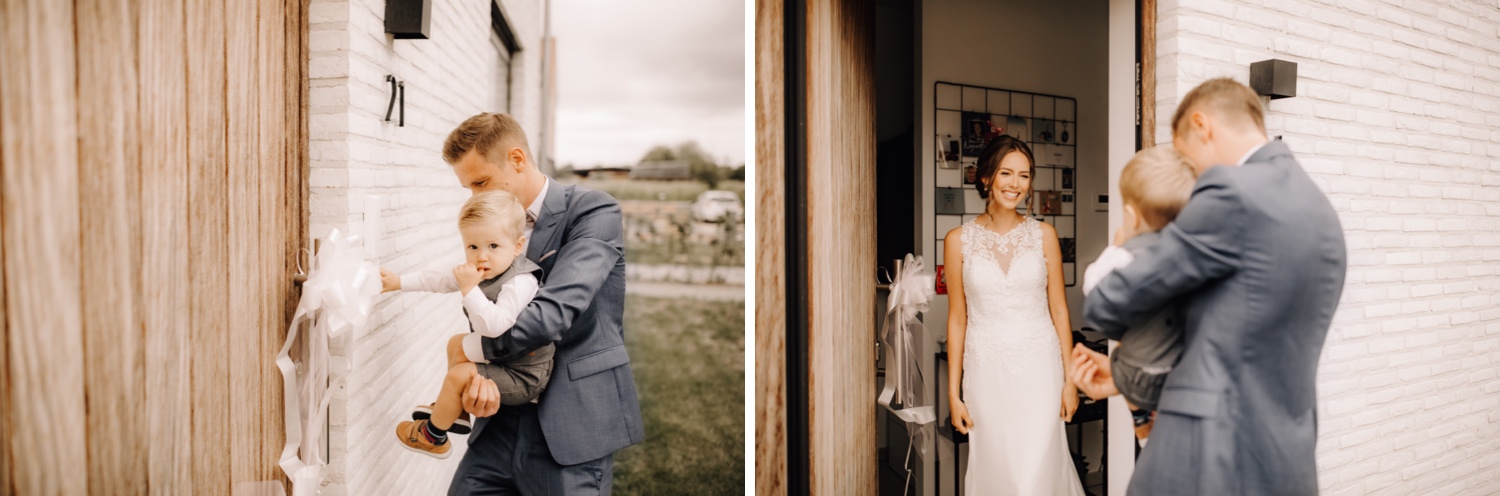 Huwelijksfotograaf limburg - bruidegom en zoontje bellen aan de voordeur aan