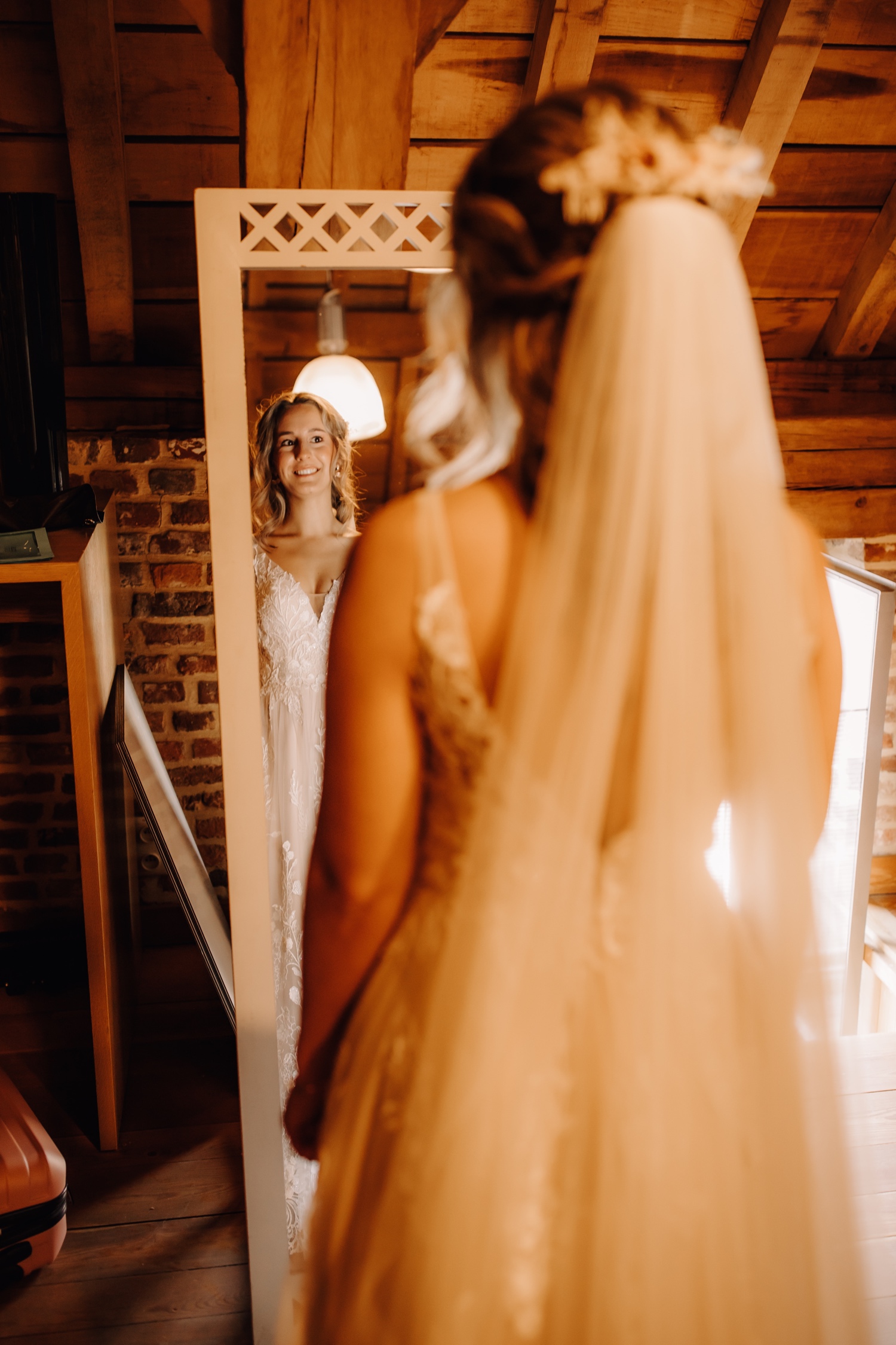 Huwelijksfotograaf Limburg - bruid kijkt in de spiegel