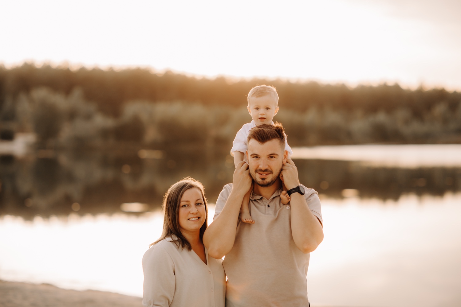 gezinsfotograaf - gezin poseert voor de camera