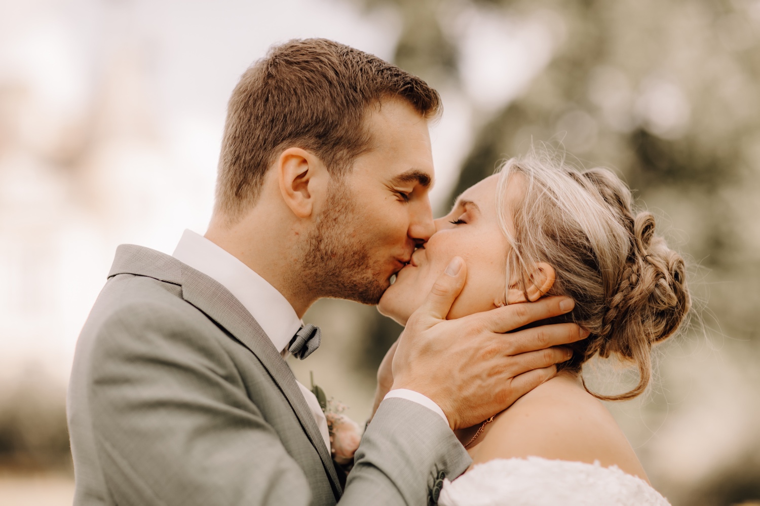 Huwelijksfotograaf Limburg - bruidspaar deelt innige kus