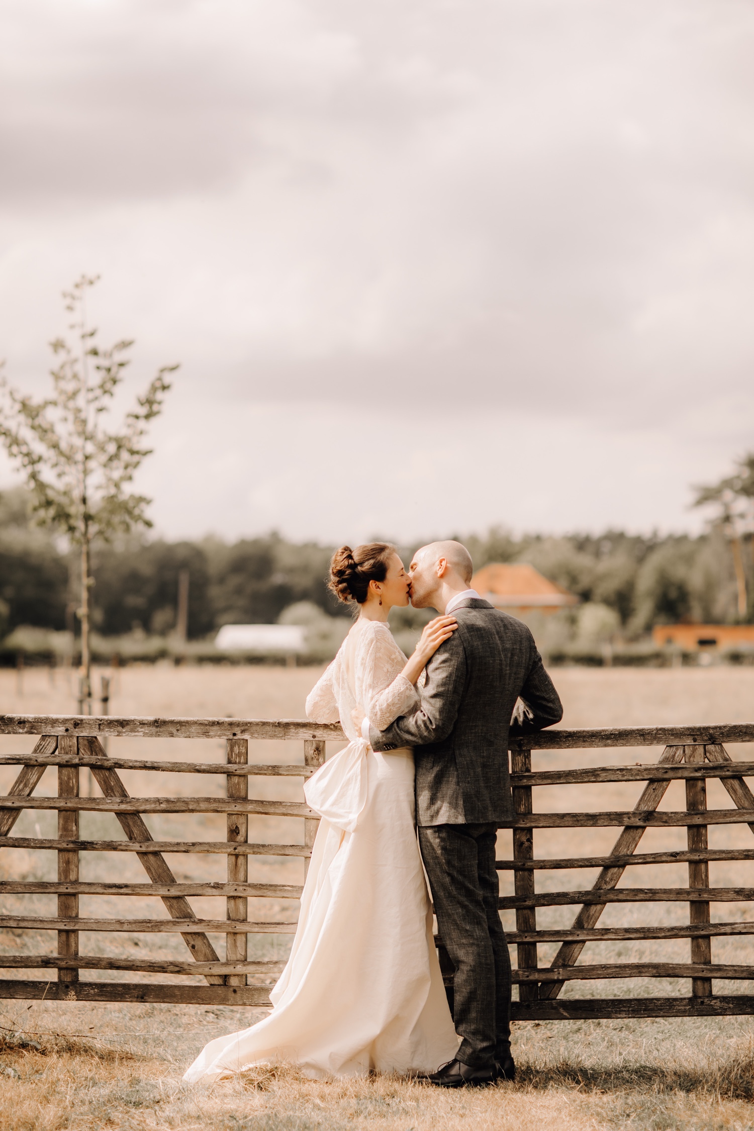 Huwelijksfotograaf Limburg - bruidspaar kust elkaar innig
