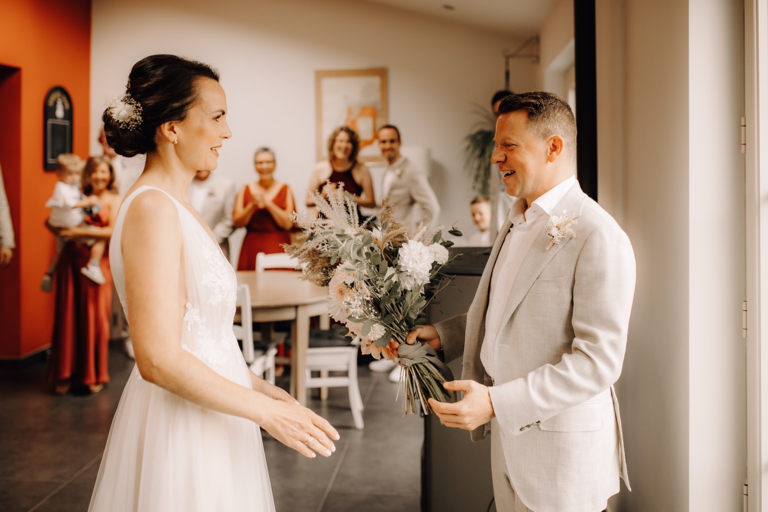 Huwelijksfotograaf Limburg - bruidegom ziet zijn bruid voor het eerst