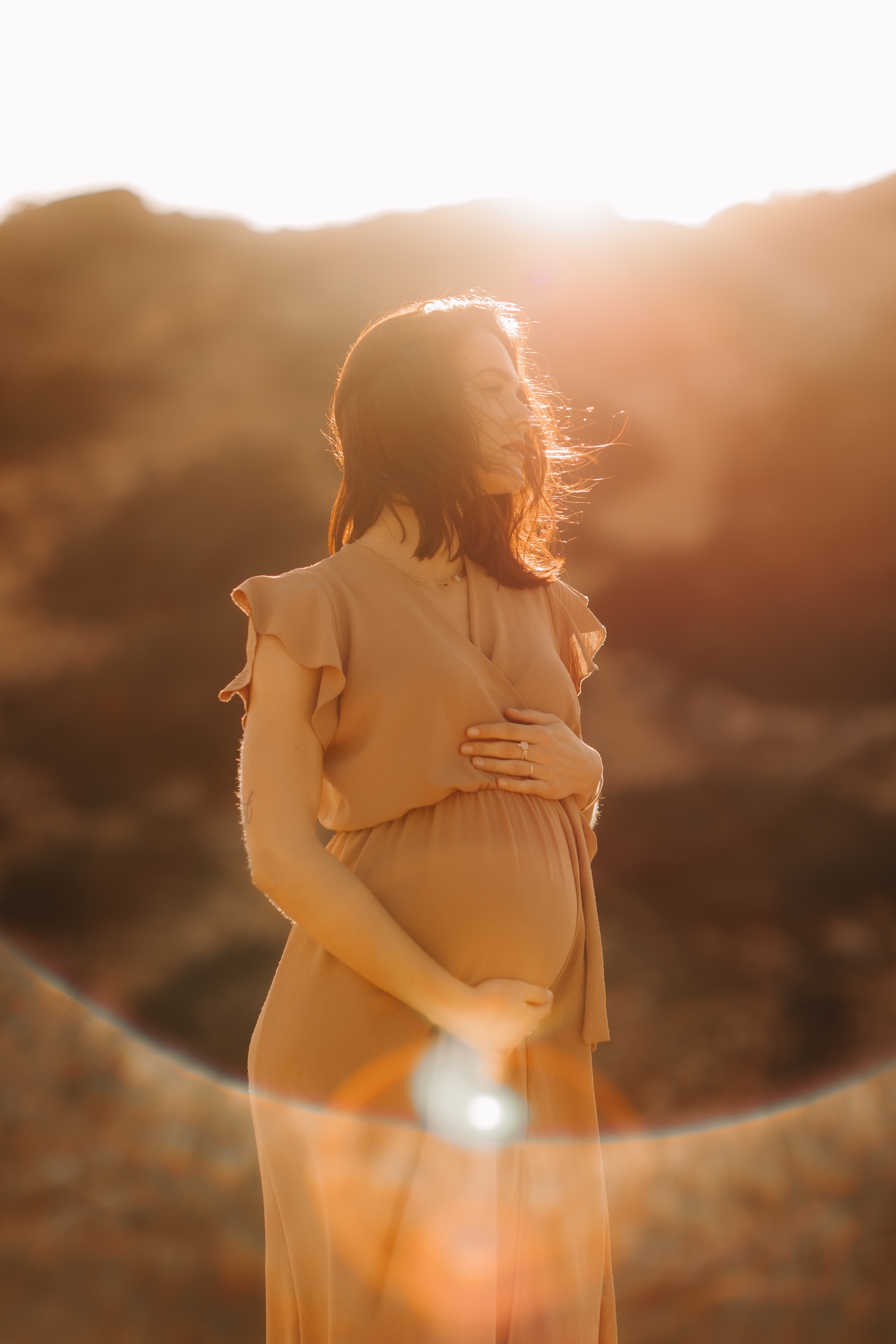 zwangerschapsfotograaf limburg - portret van een zwangere dame bij zonsondergang op Praia da bordeira