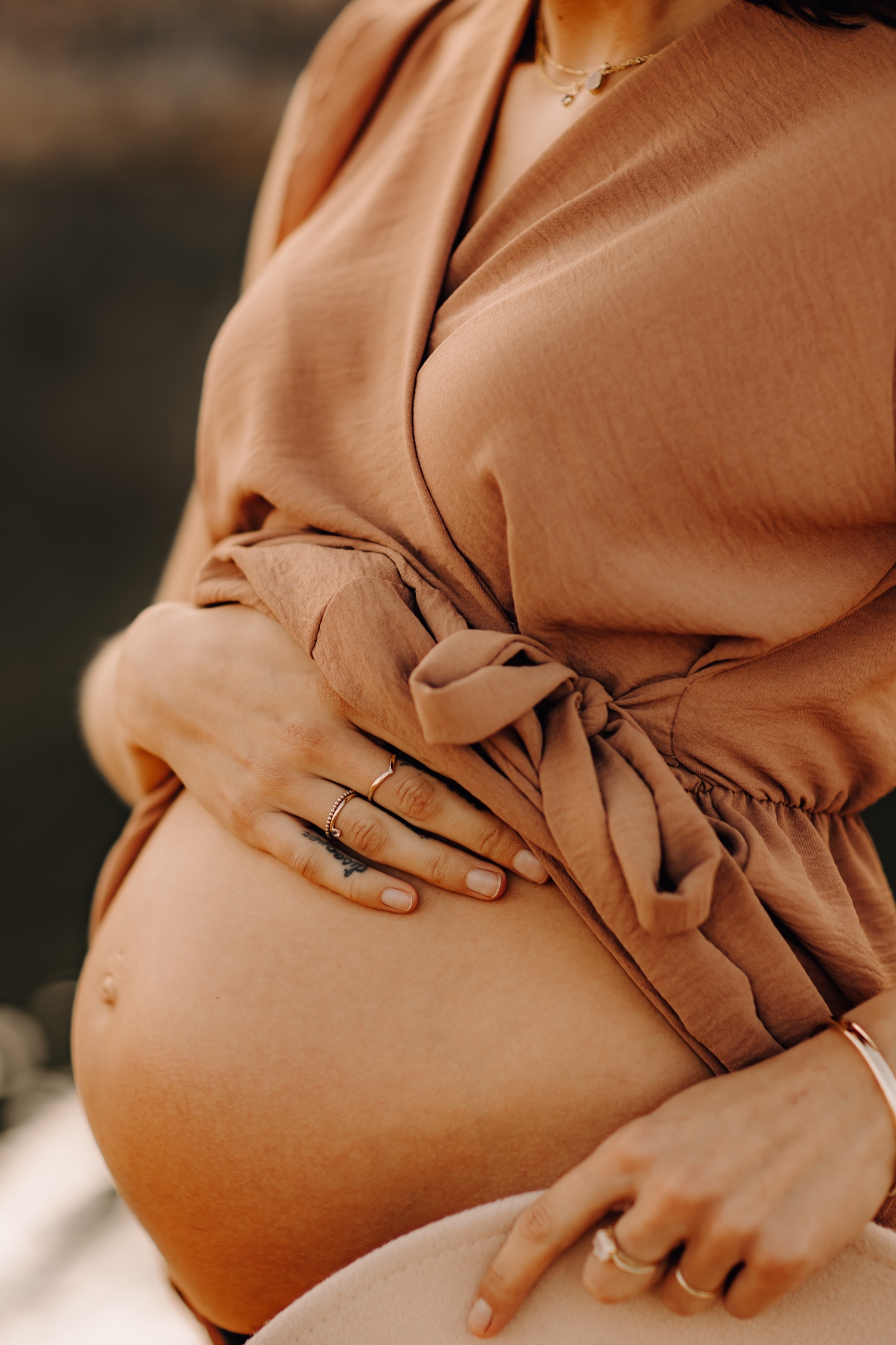 zwangerschapsfotograaf limburg - close-up van de zwangere buik