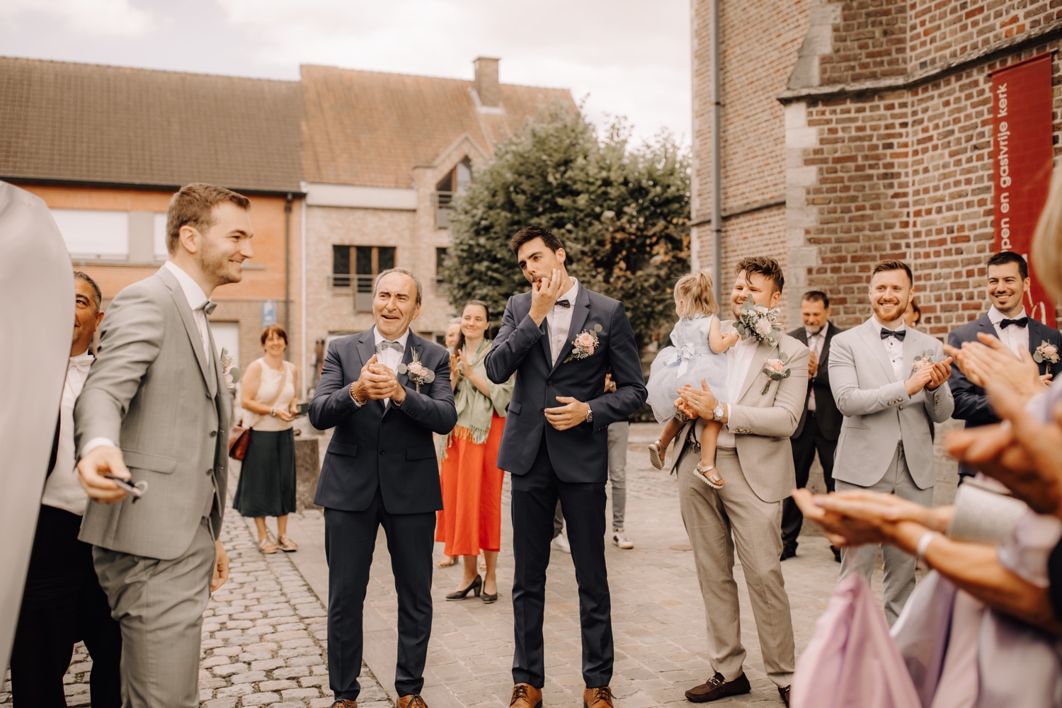 Huwelijksfotograaf Limburg - aankomst bruidegom aan de kerk