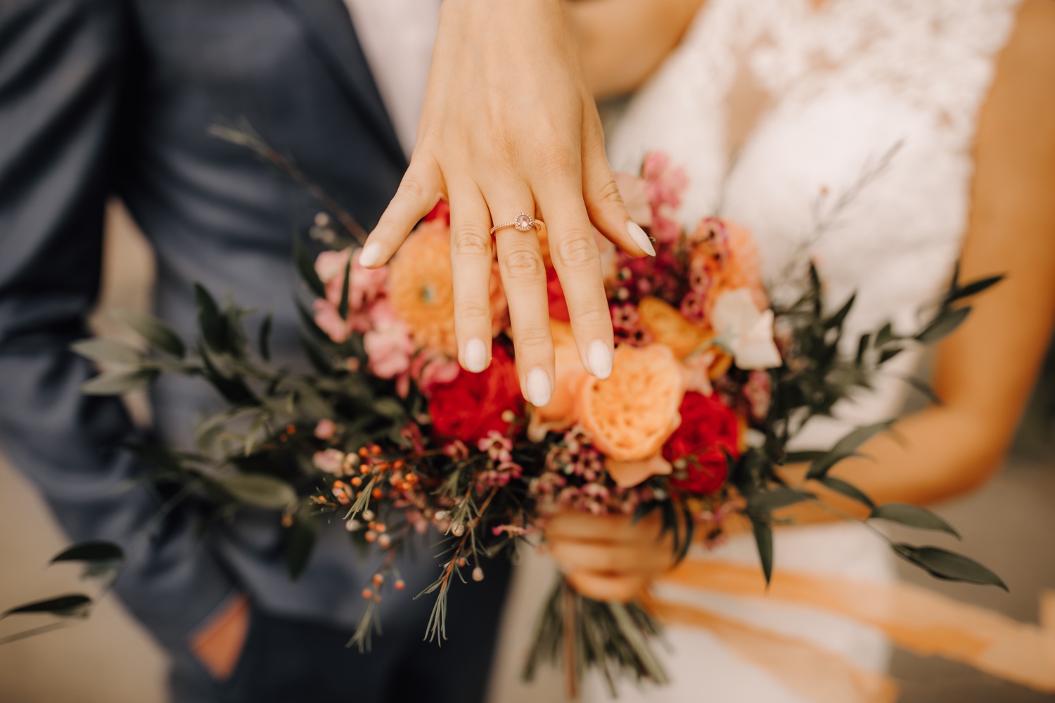 Huwelijksfotograaf limburg - bruid toont haar mooie verlovingsring
