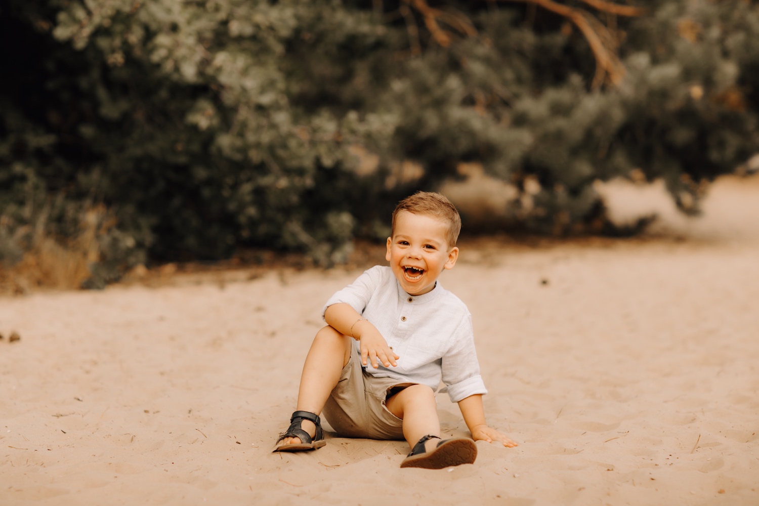 gezinsfotograaf Limburg - zoontje ploft zichzelf in het zand