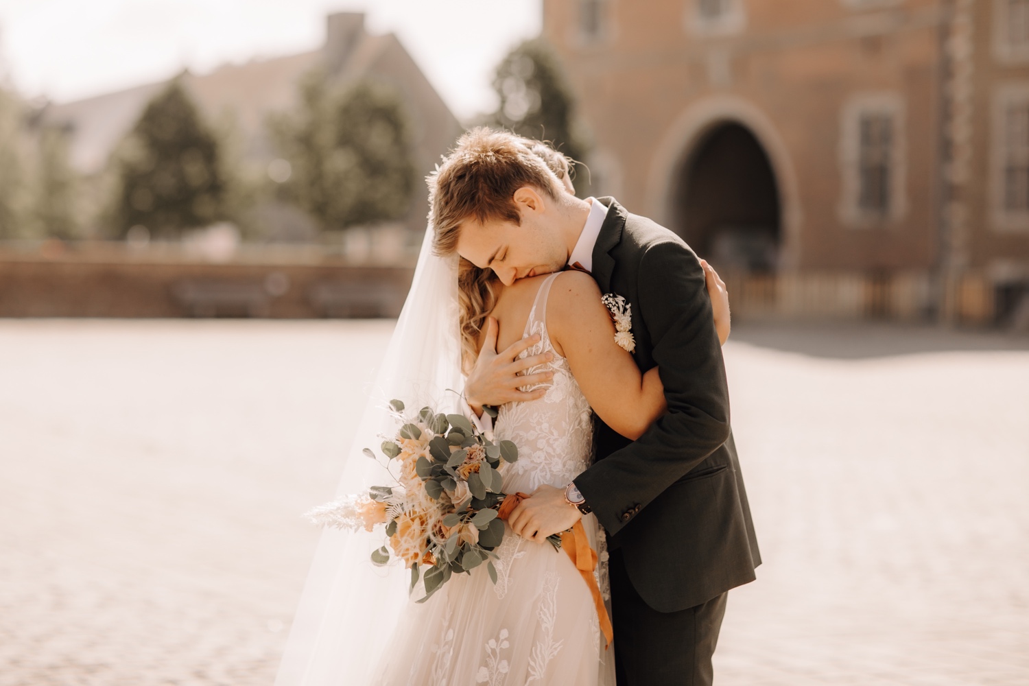 Huwelijksfotograaf Limburg - bruidspaar omhelst elkaar tijdens first look