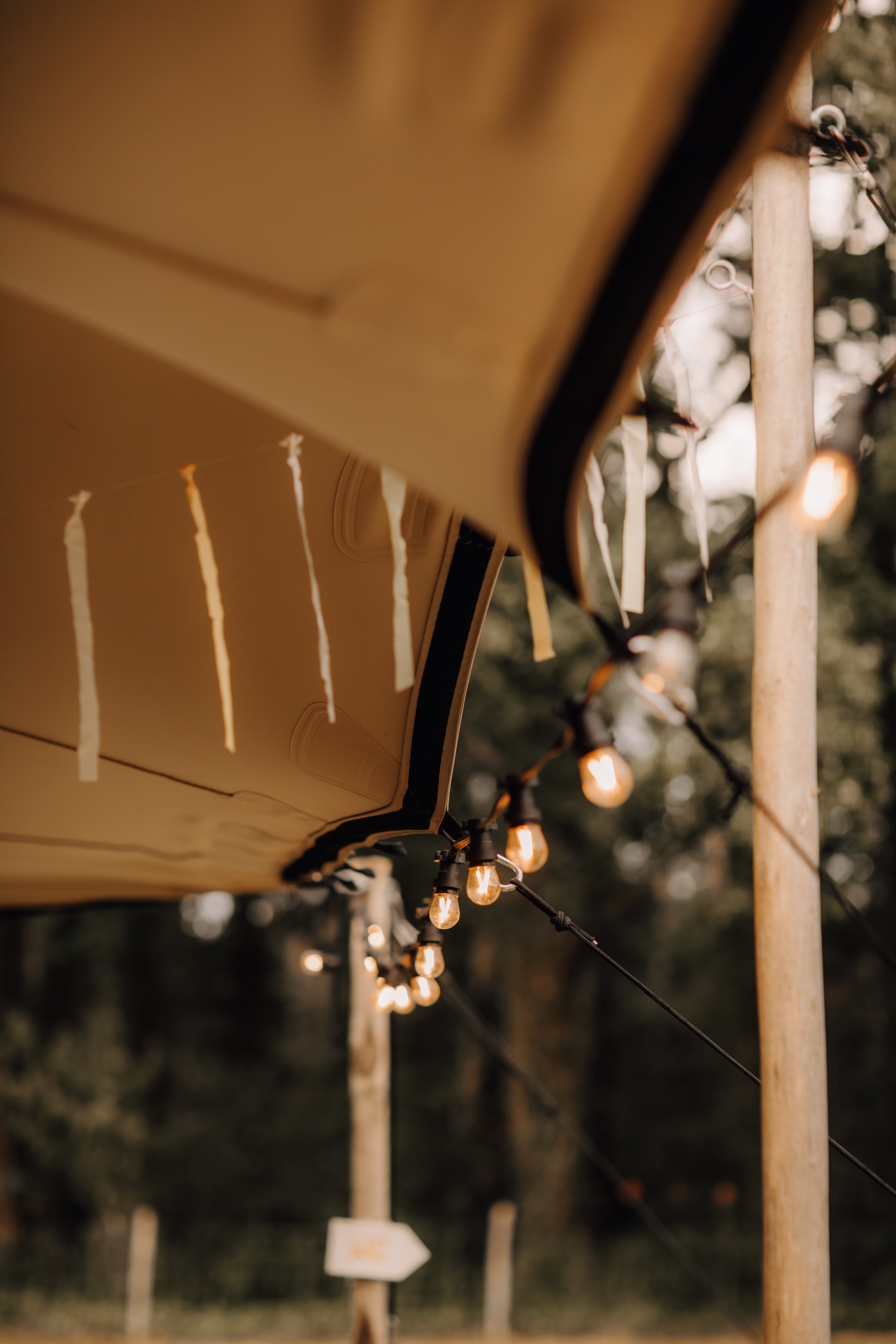 Huwelijksfotograaf Limburg - details van lampjes aan de tent