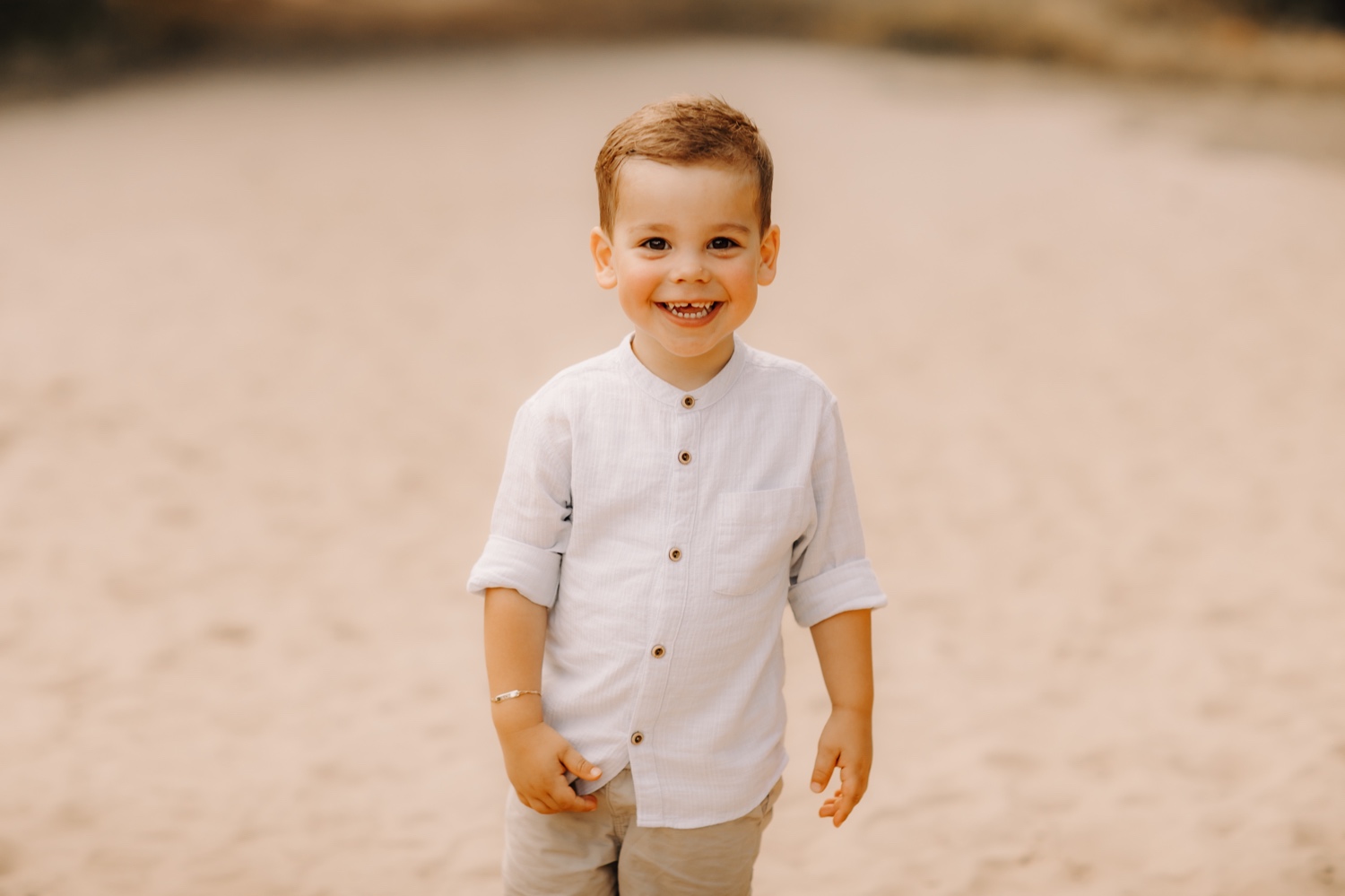 gezinsfotograaf Limburg - zoontje lacht naar de camera