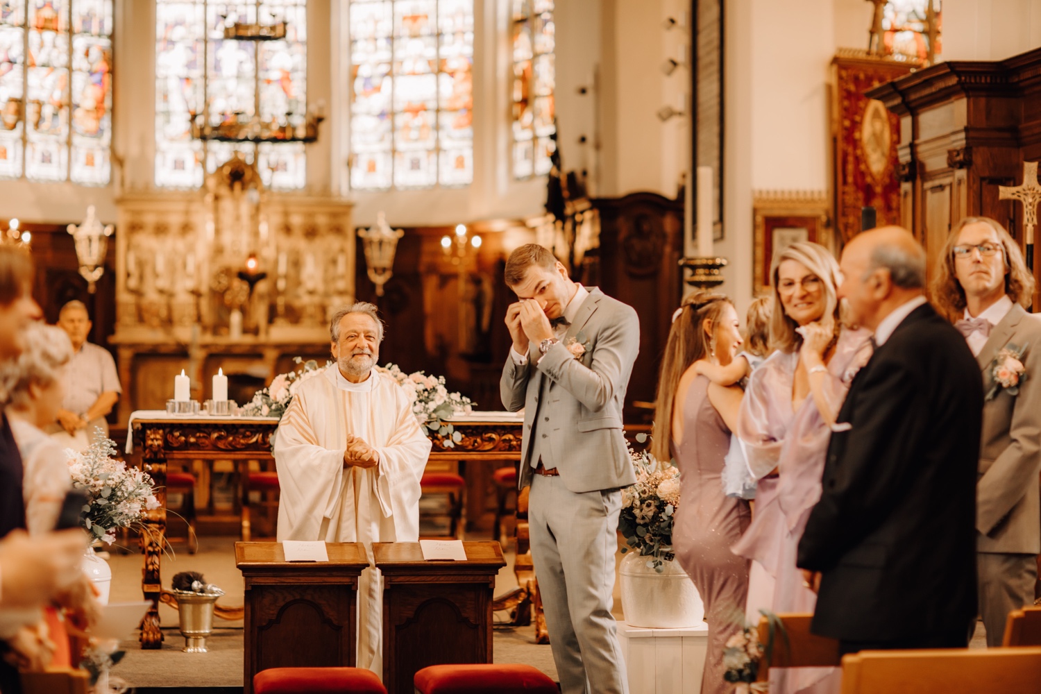 Huwelijksfotograaf Limburg - bruidegom droogt zijn tranen bij het zien van zijn bruid