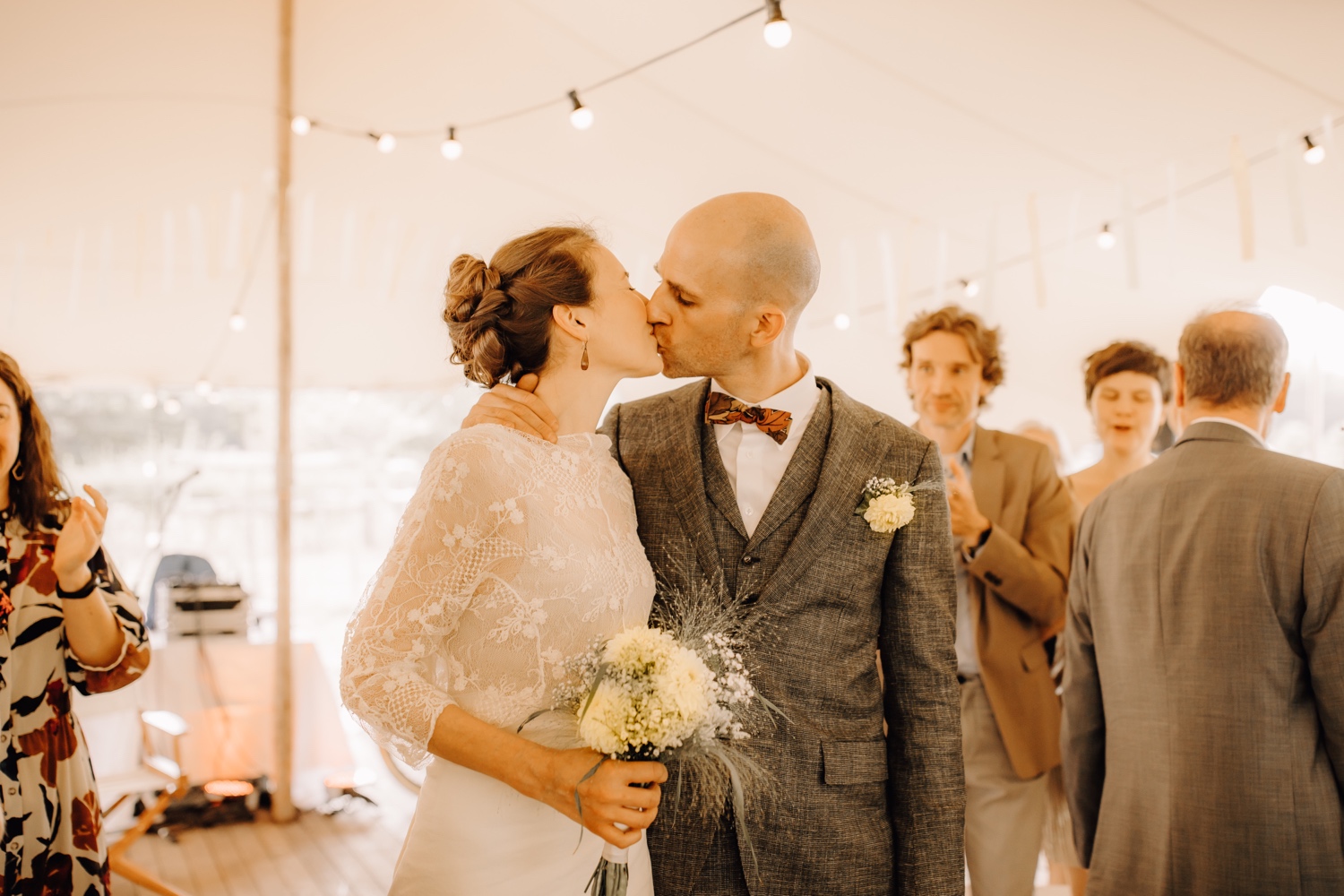 Huwelijksfotograaf Limburg - bruidspaar kust elkaar
